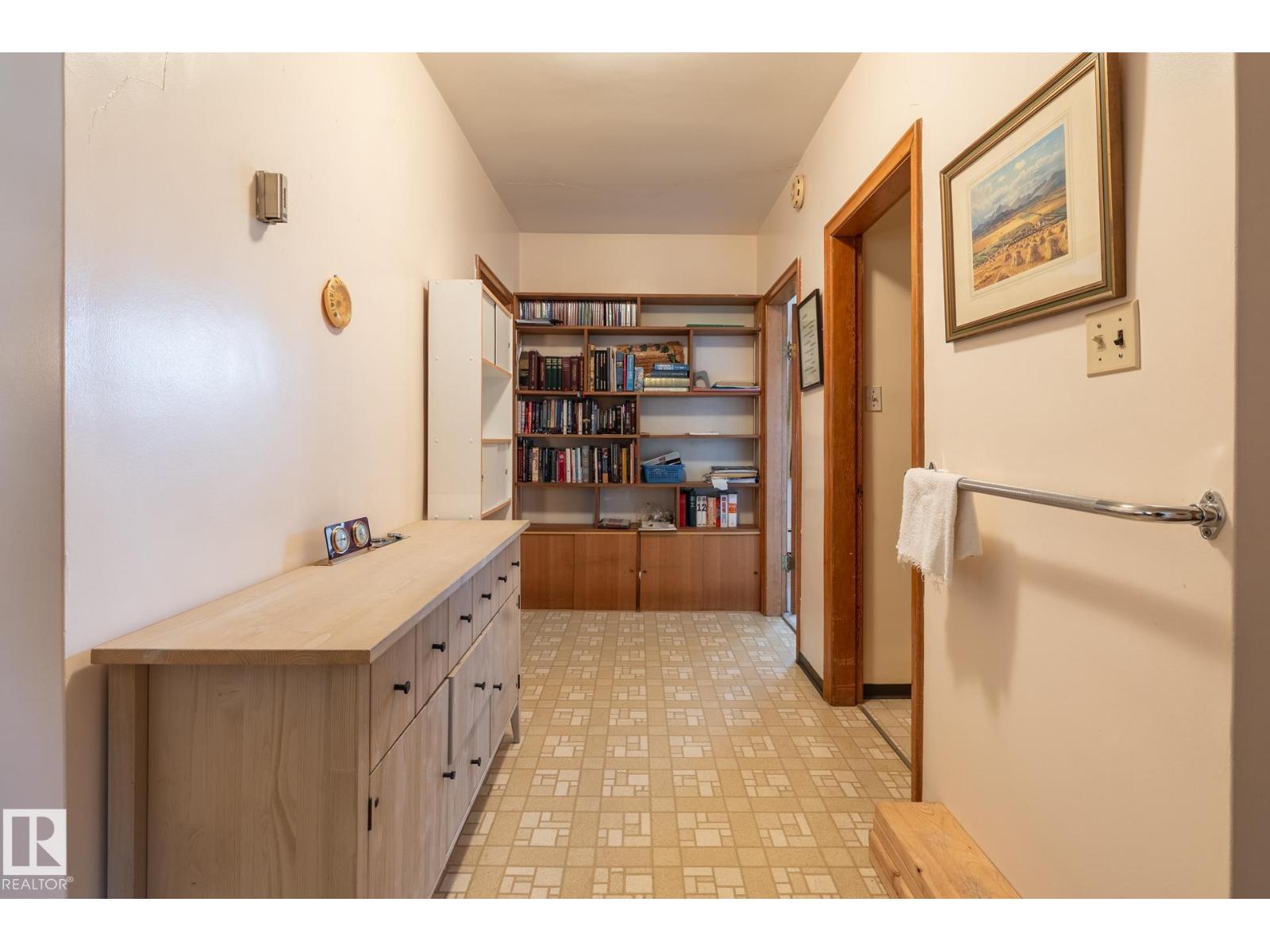 9839 81 AV NW - 14