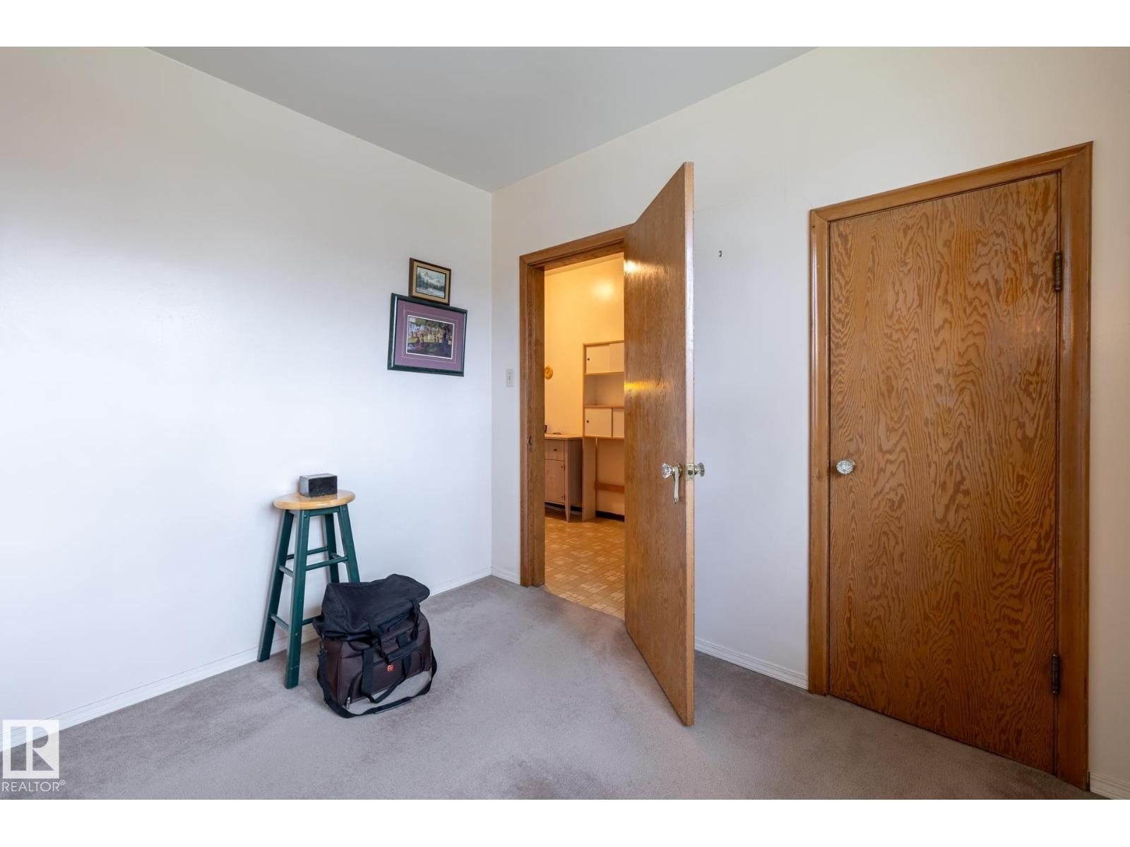 9839 81 AV NW - 16
