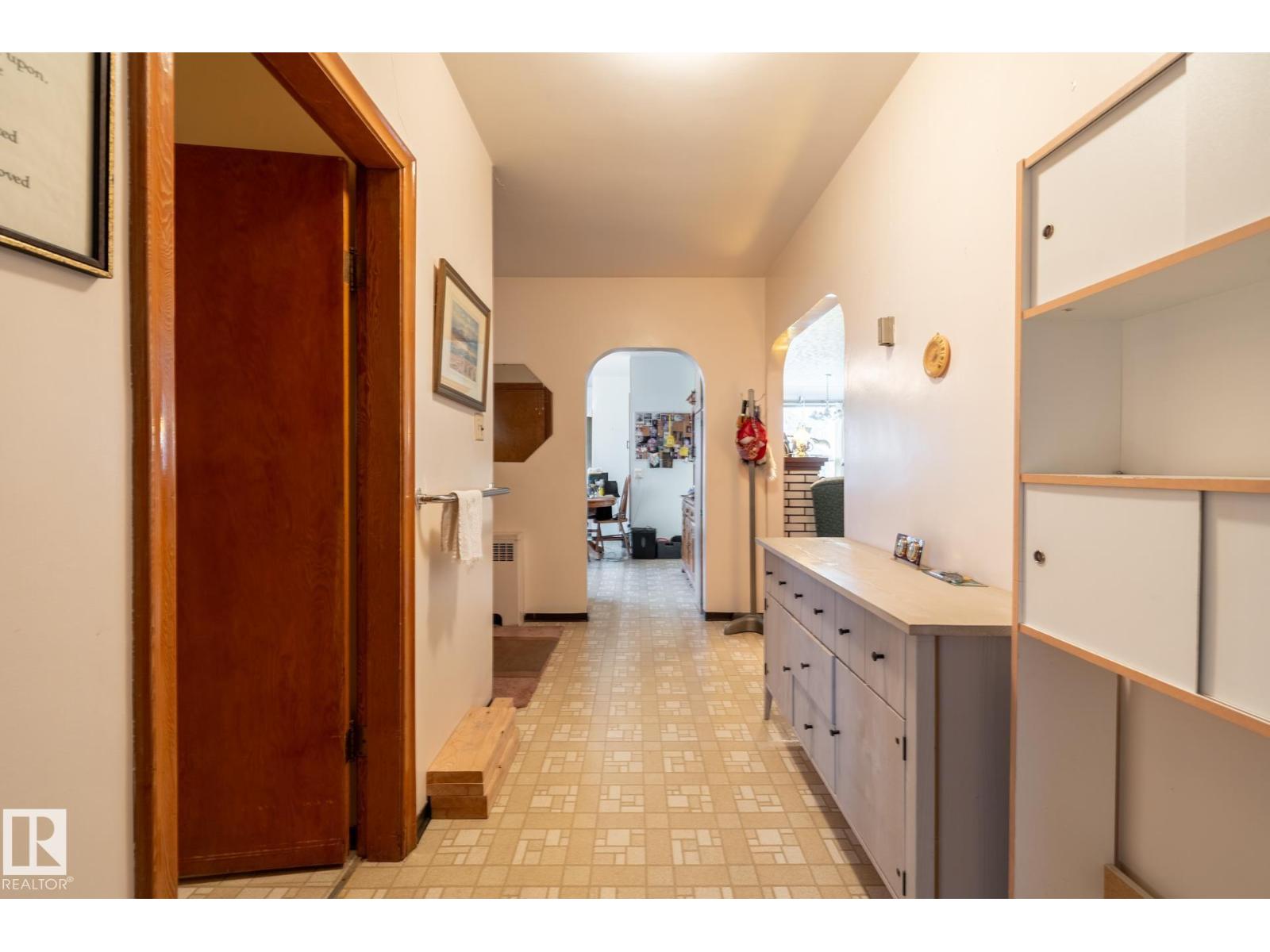 9839 81 AV NW - 17