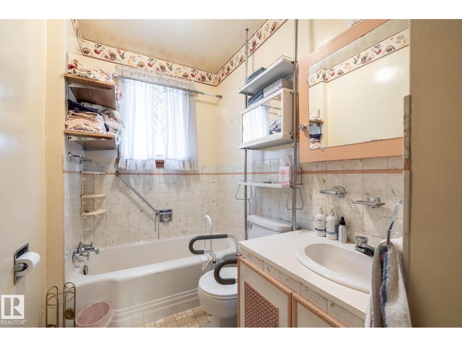 9839 81 AV NW - 18