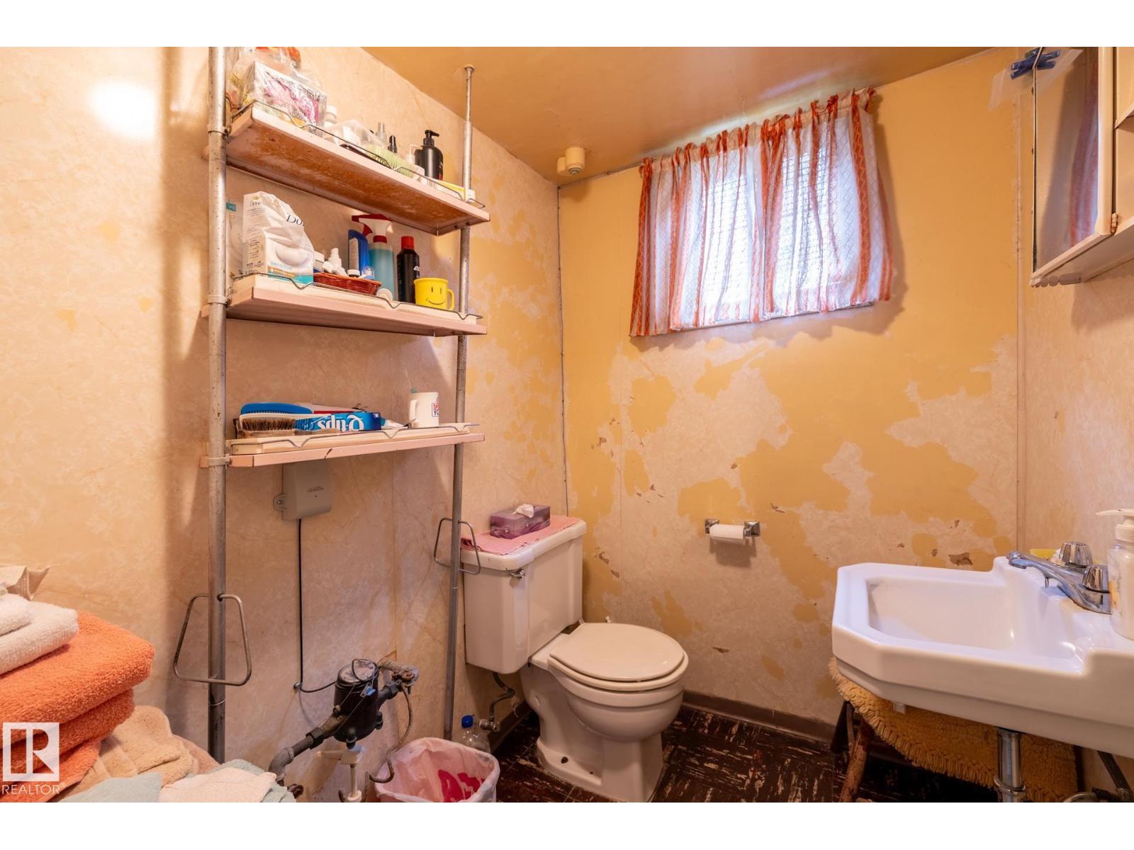 9839 81 AV NW - 21