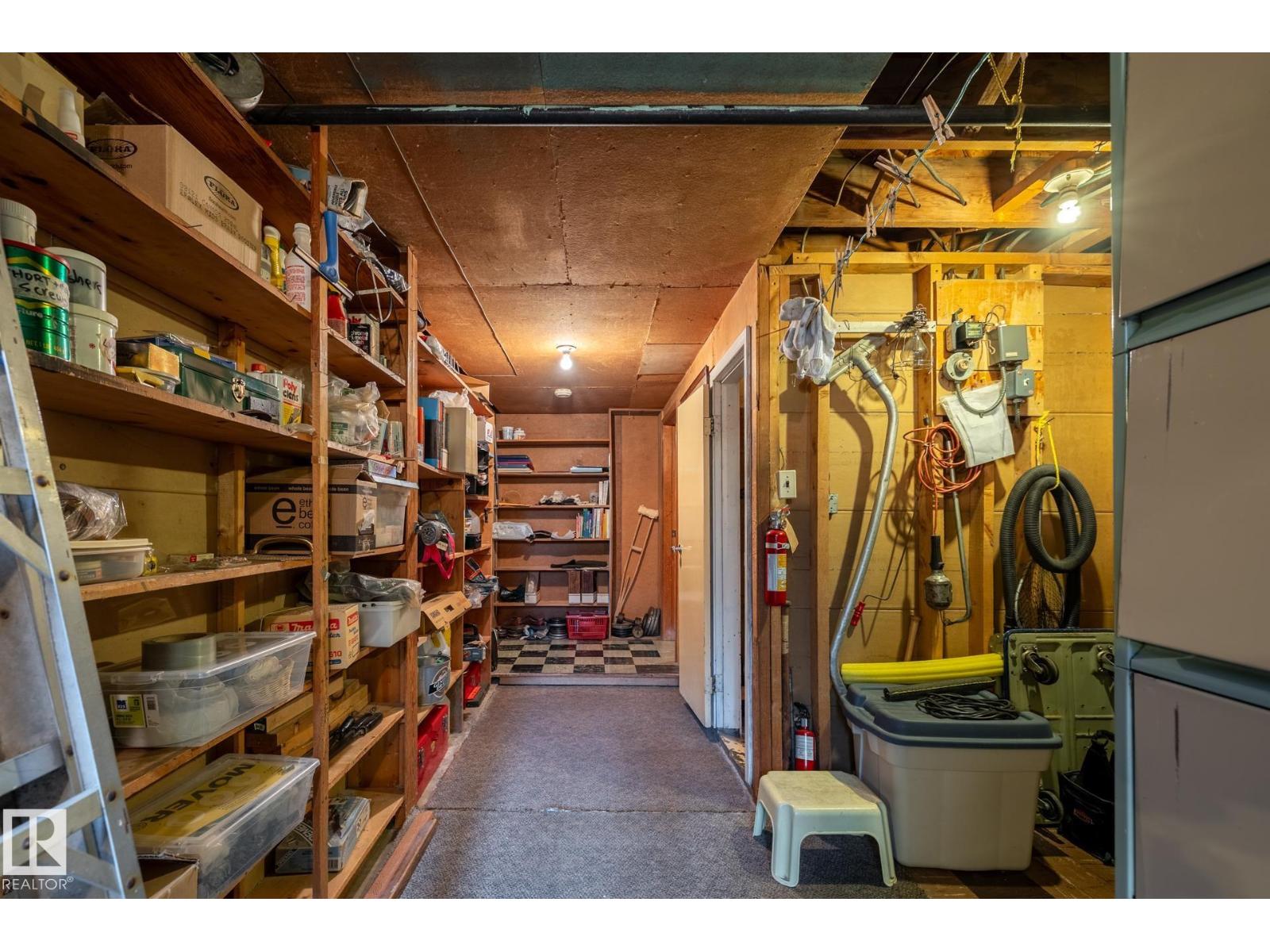 9839 81 AV NW - 25