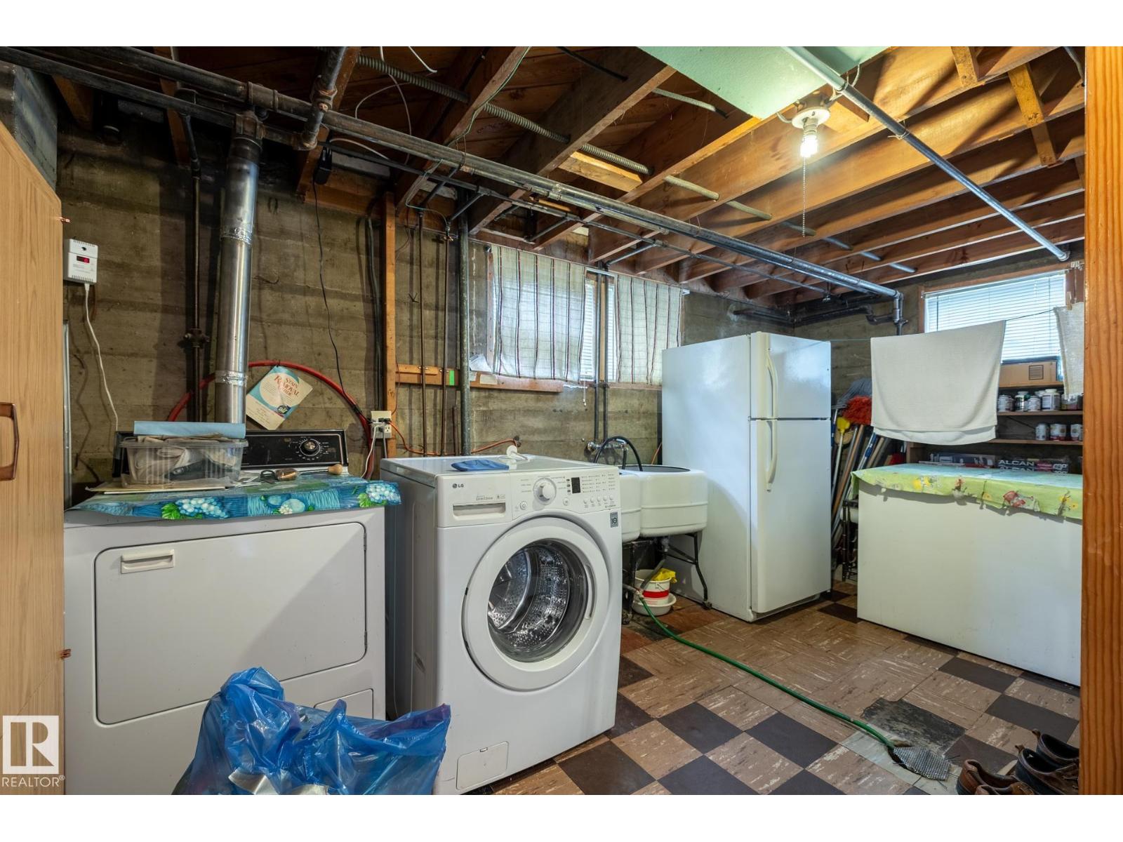 9839 81 AV NW - 26