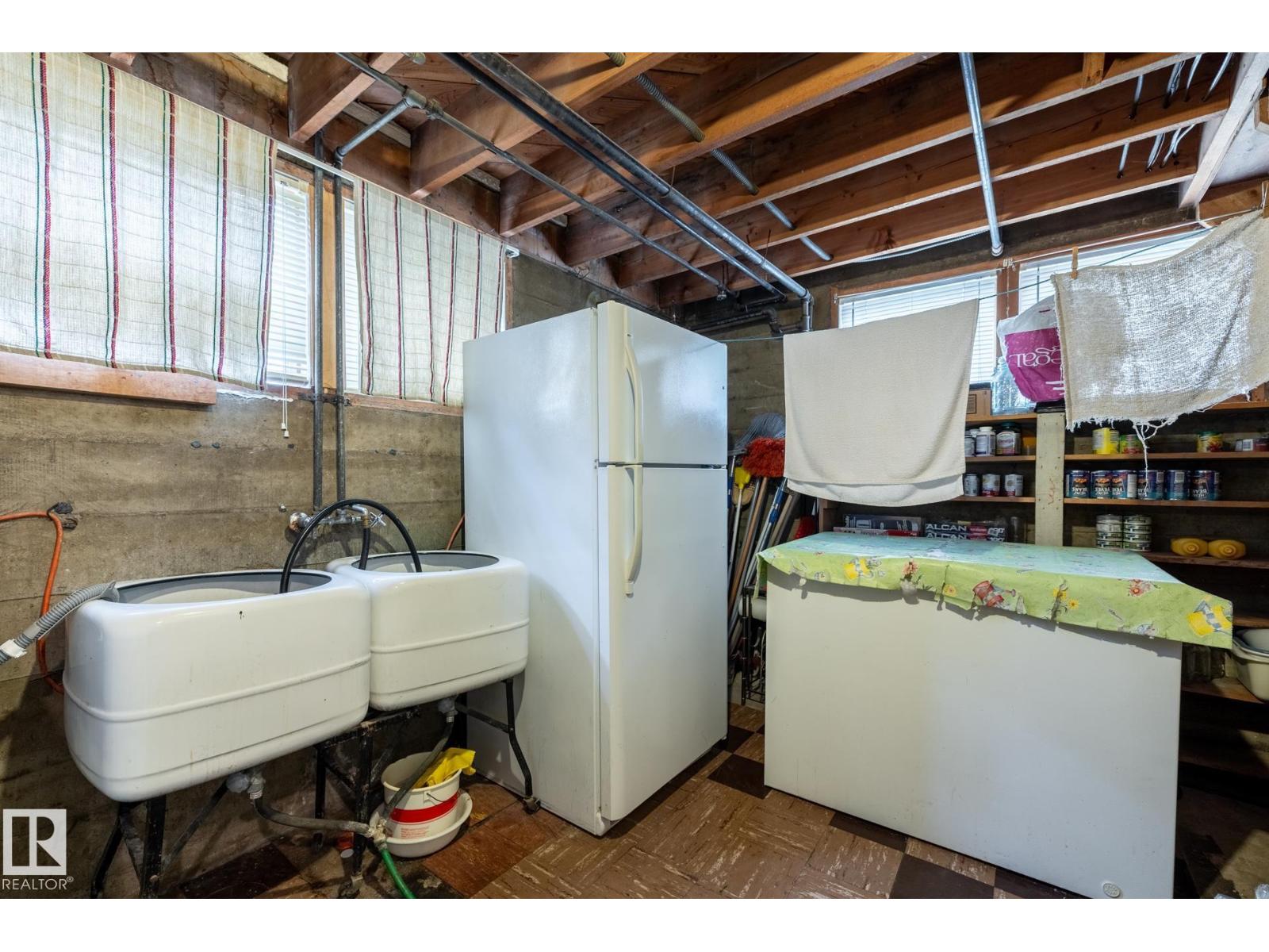 9839 81 AV NW - 27