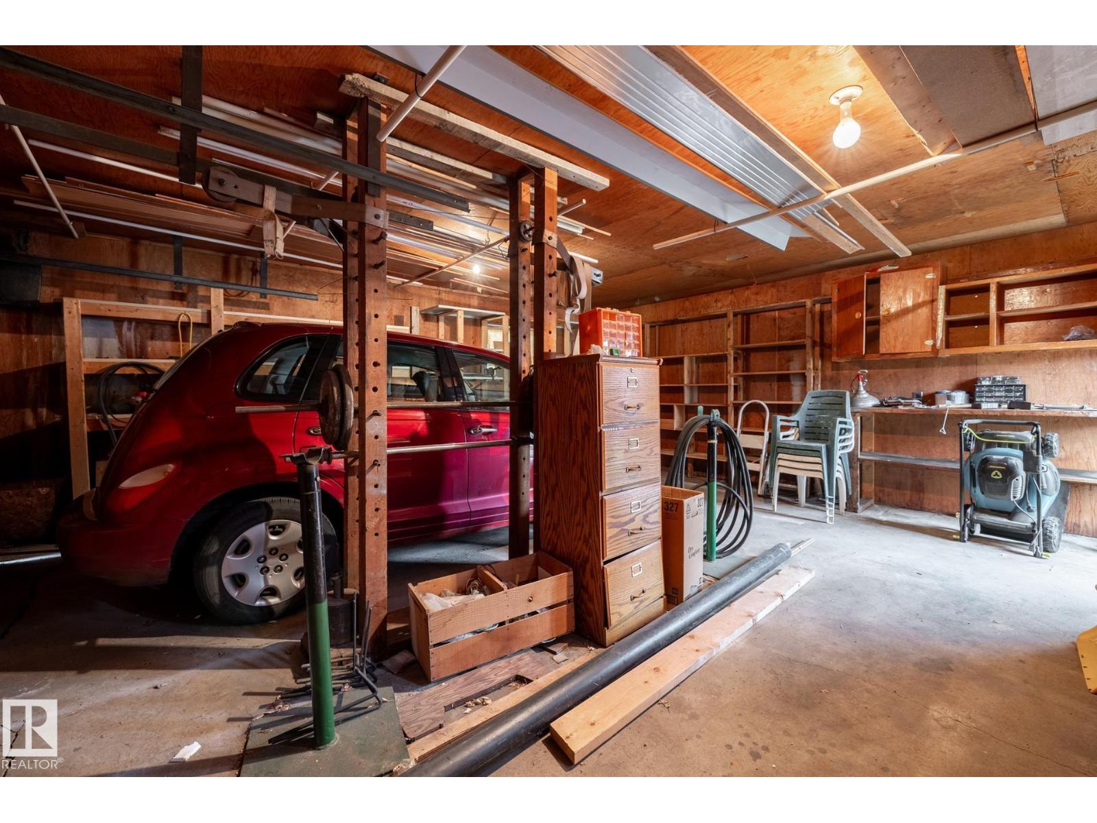 9839 81 AV NW - 29