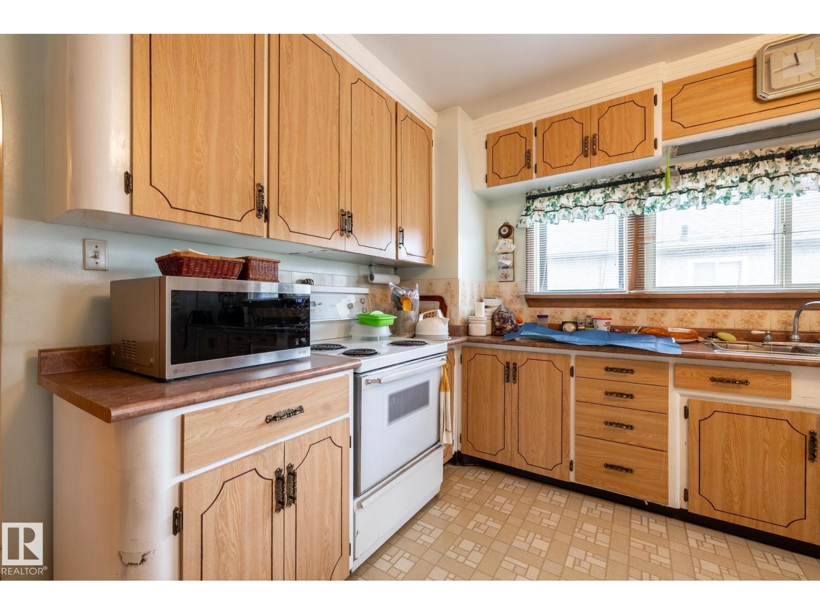 9839 81 AV NW - 3