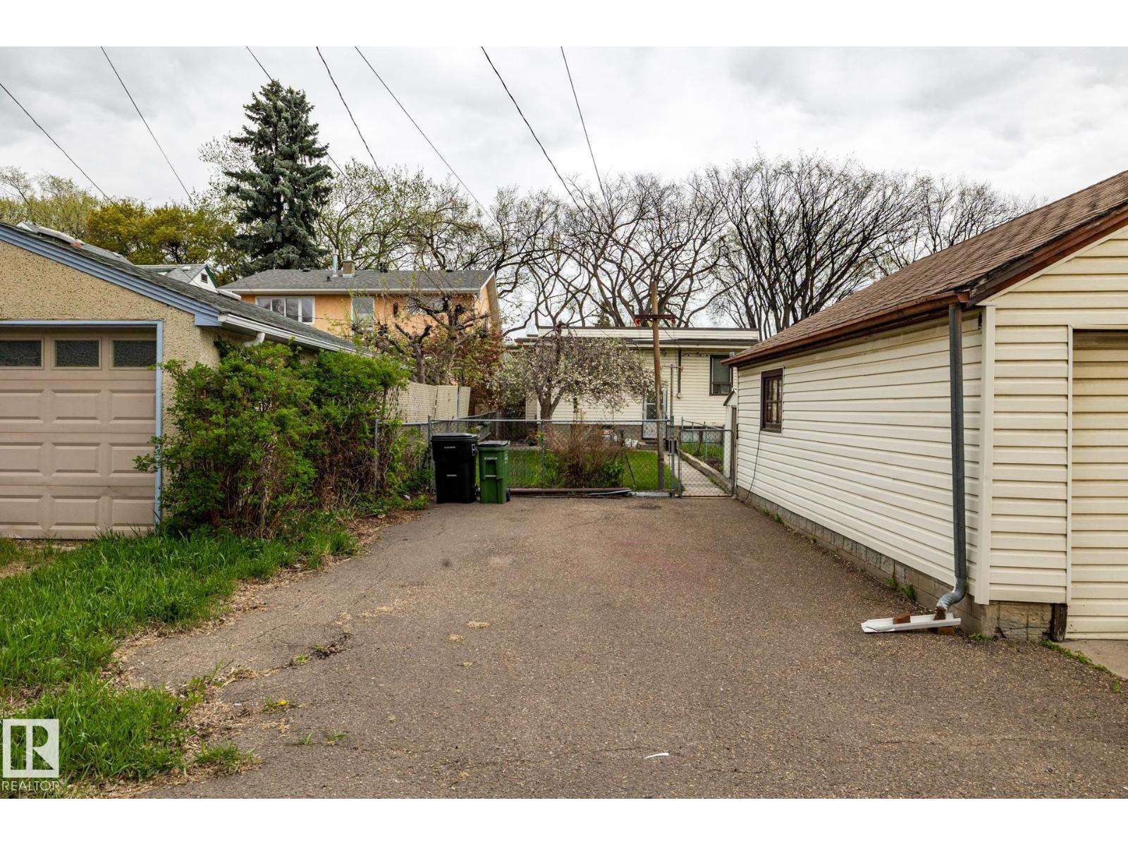 9839 81 AV NW - 30