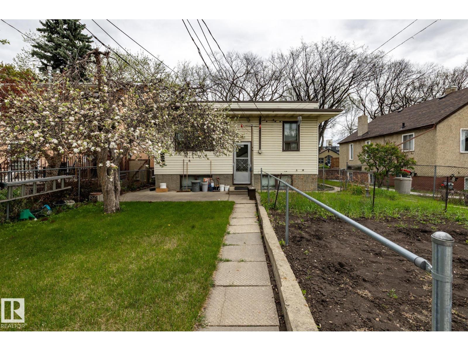 9839 81 AV NW - 31