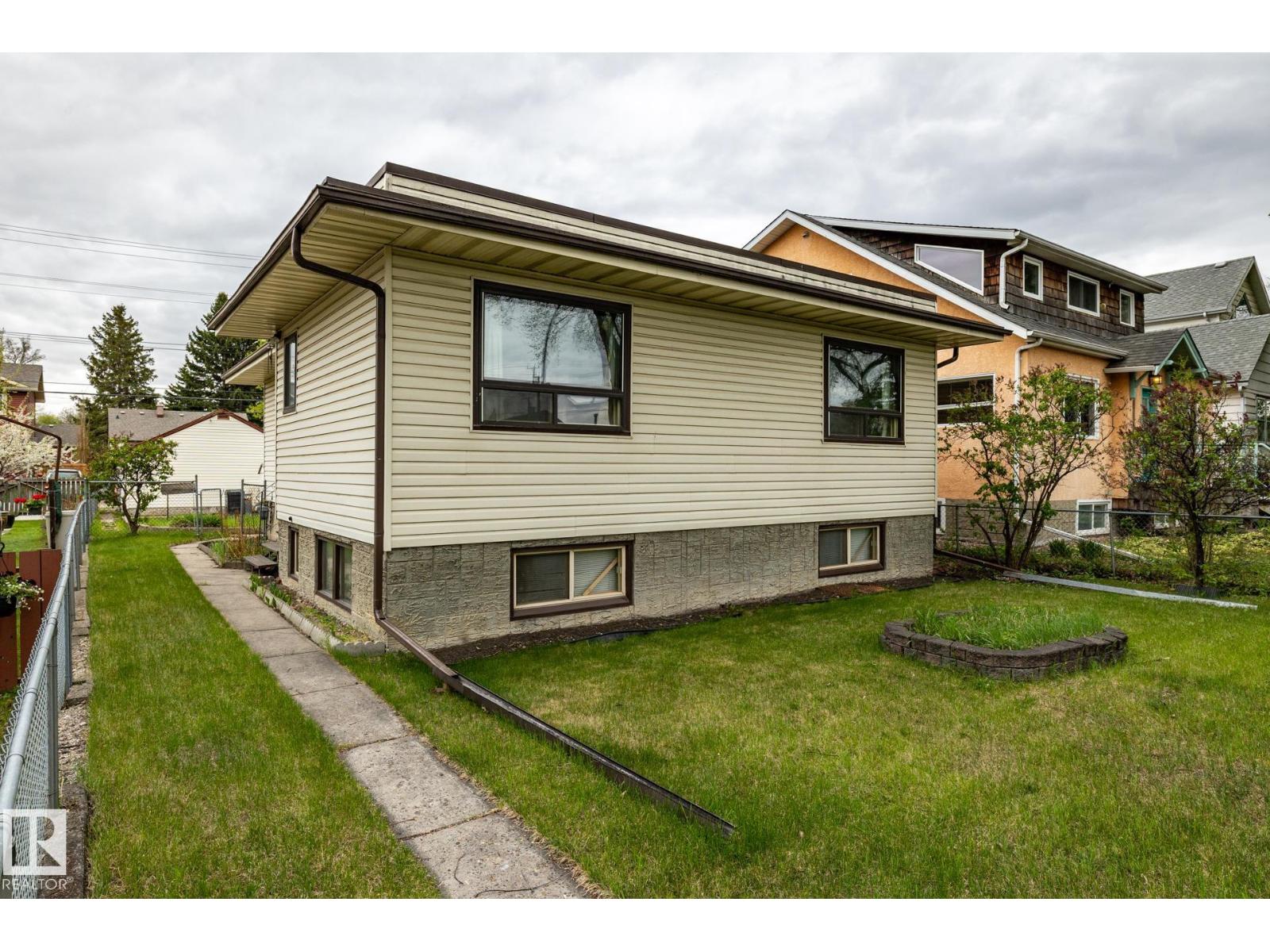 9839 81 AV NW - 32