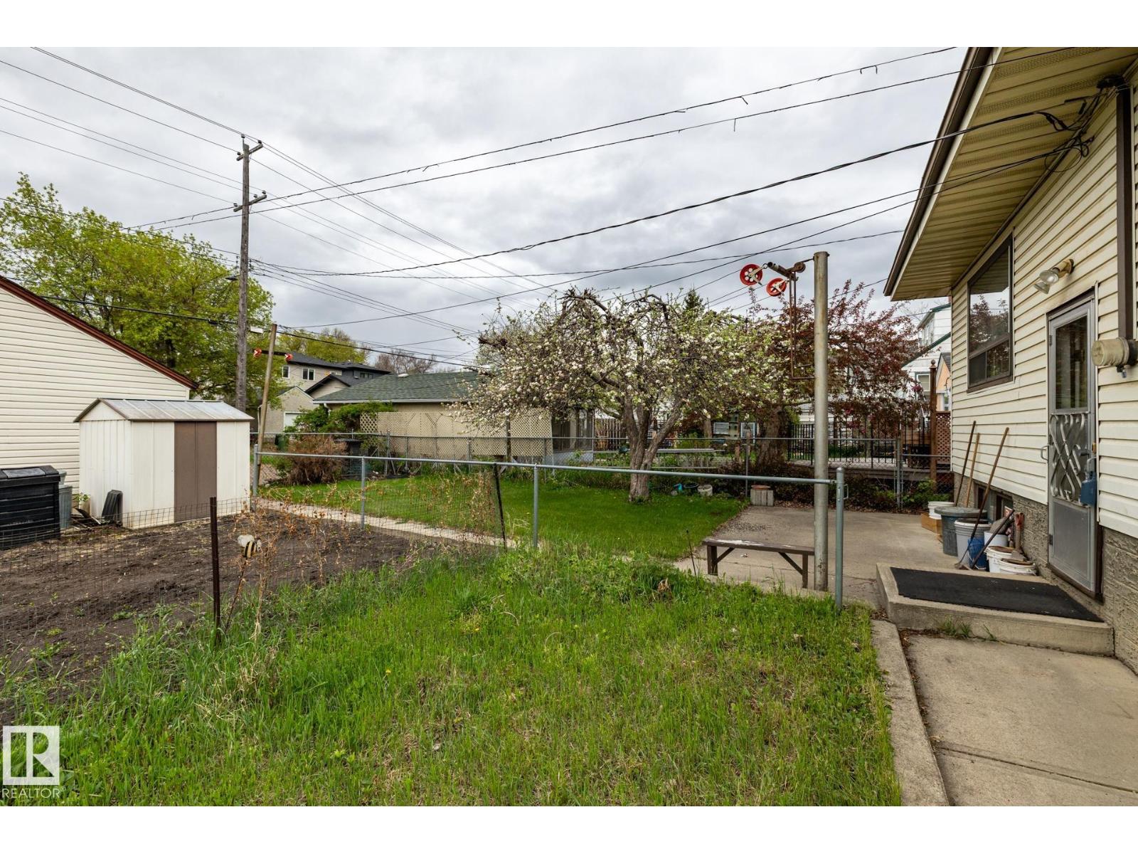 9839 81 AV NW - 35