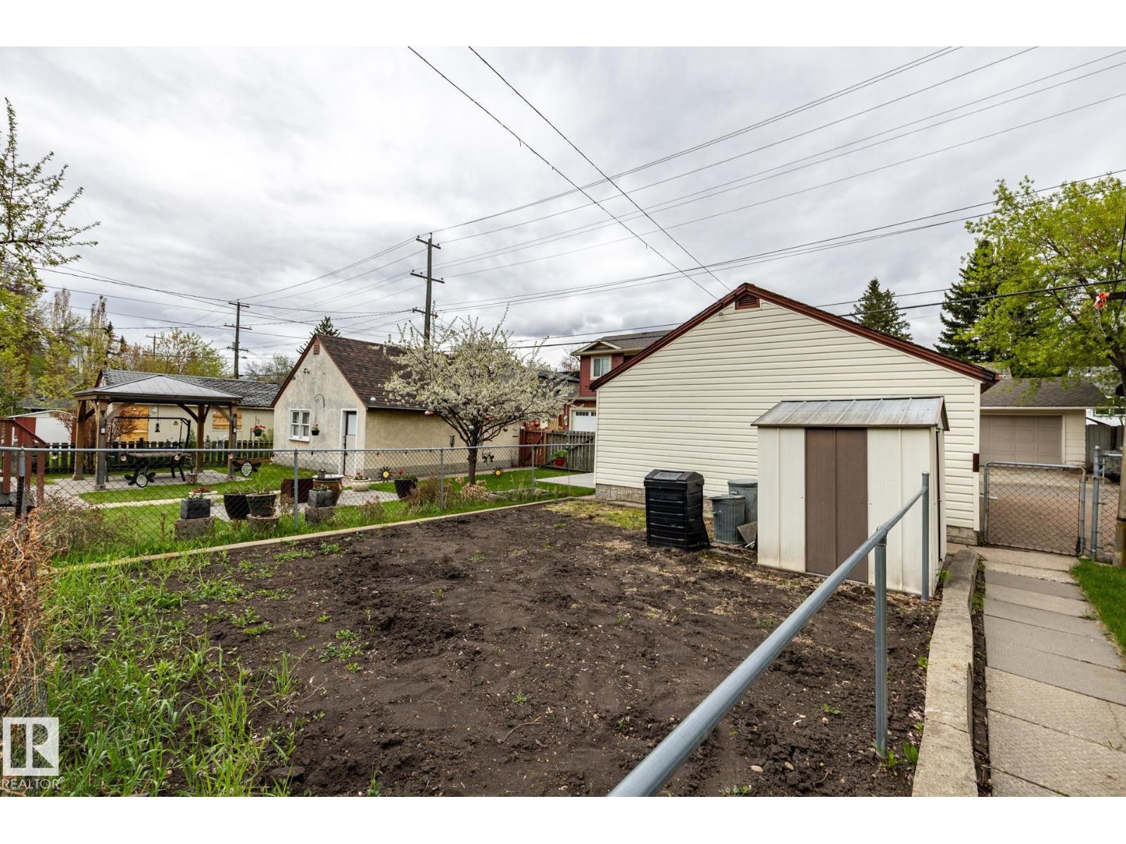 9839 81 AV NW - 36