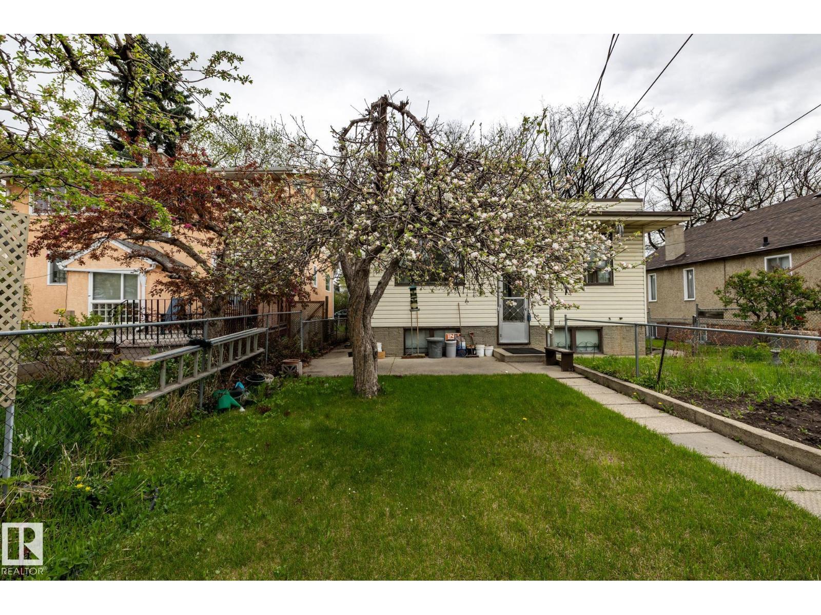 9839 81 AV NW - 38