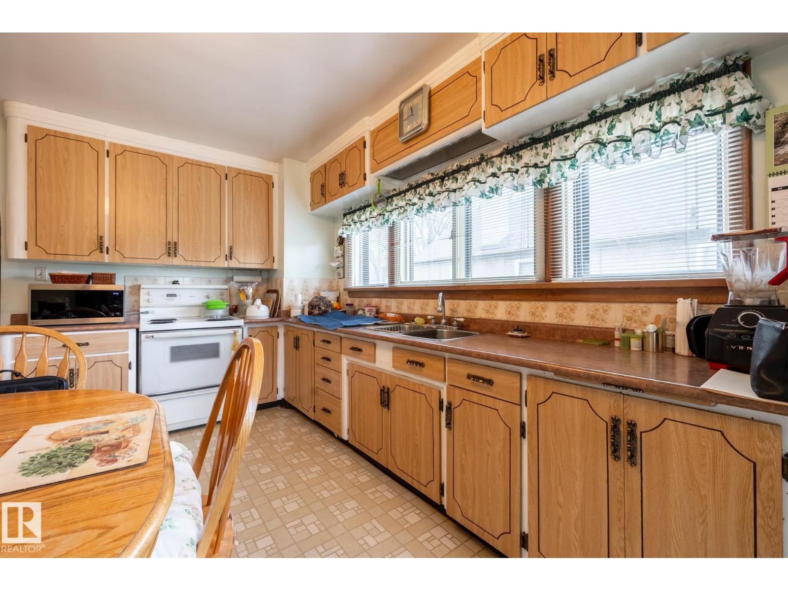 9839 81 AV NW - 4
