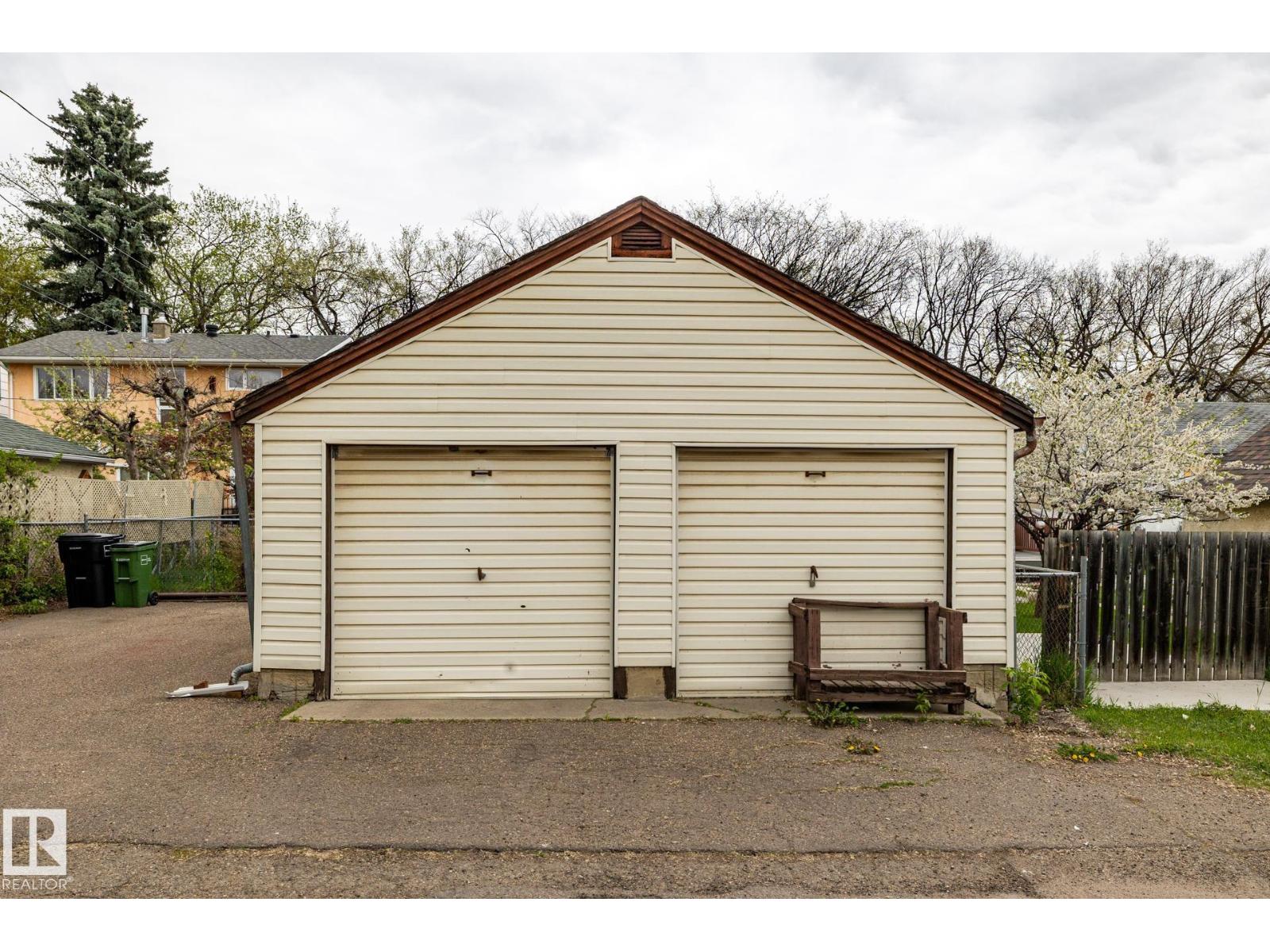 9839 81 AV NW - 39