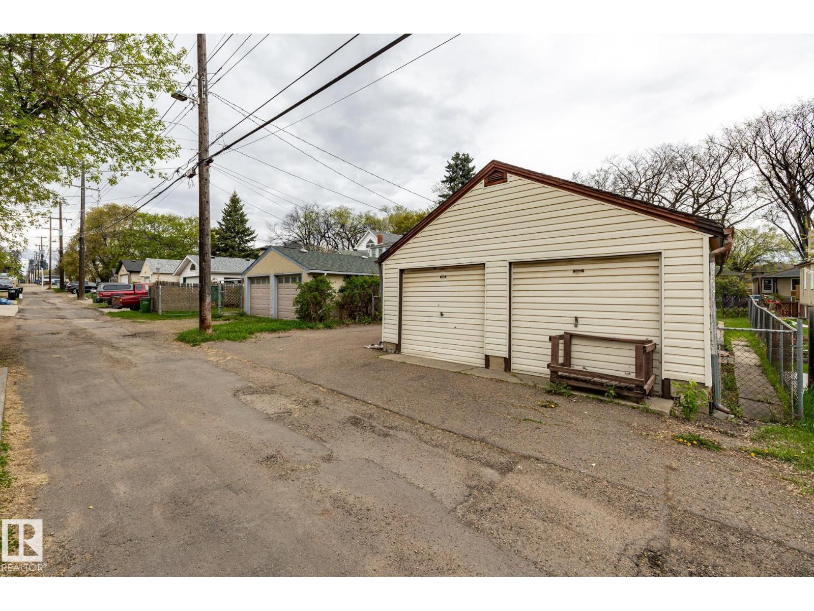 9839 81 AV NW - 40