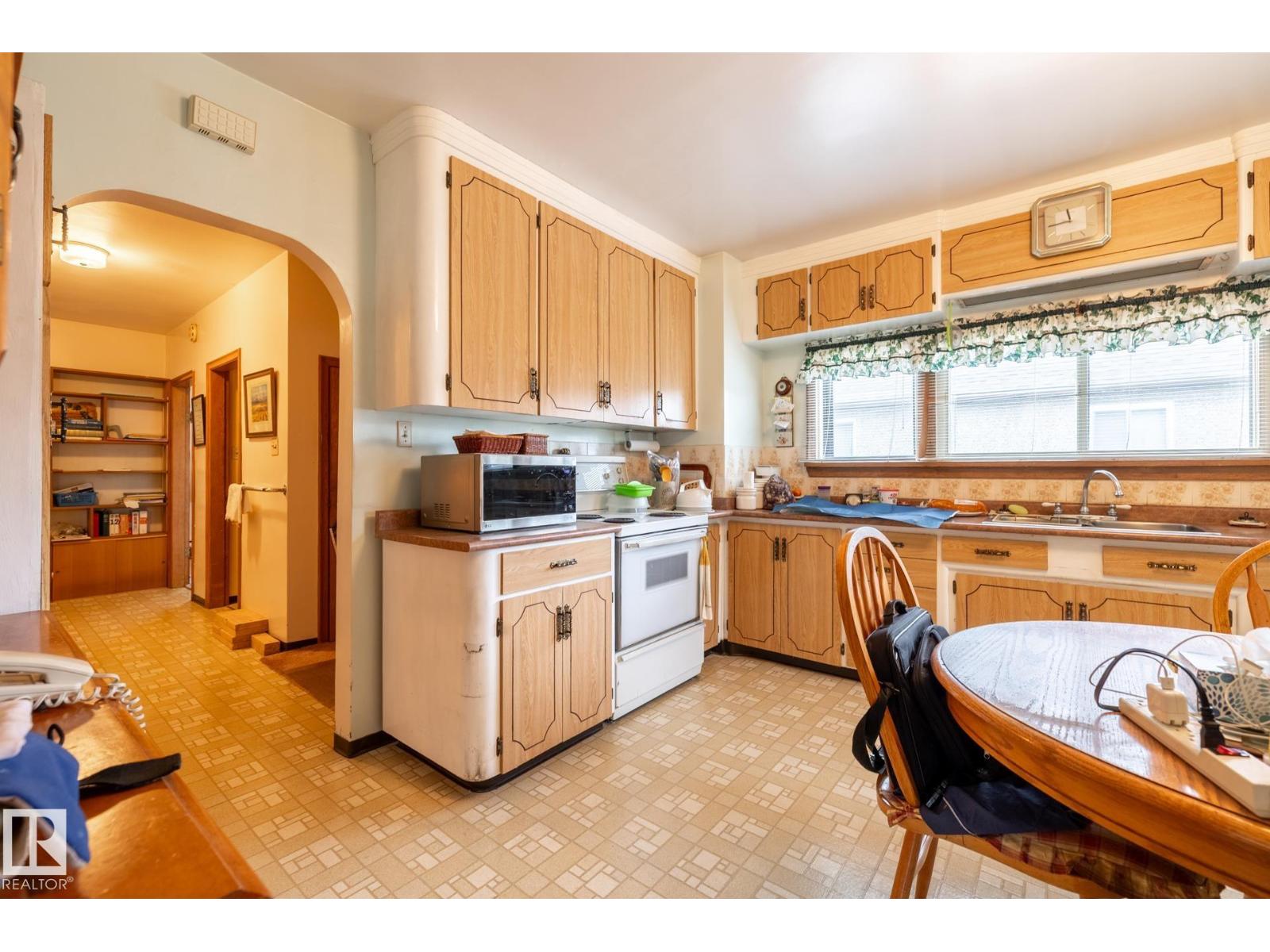 9839 81 AV NW - 6