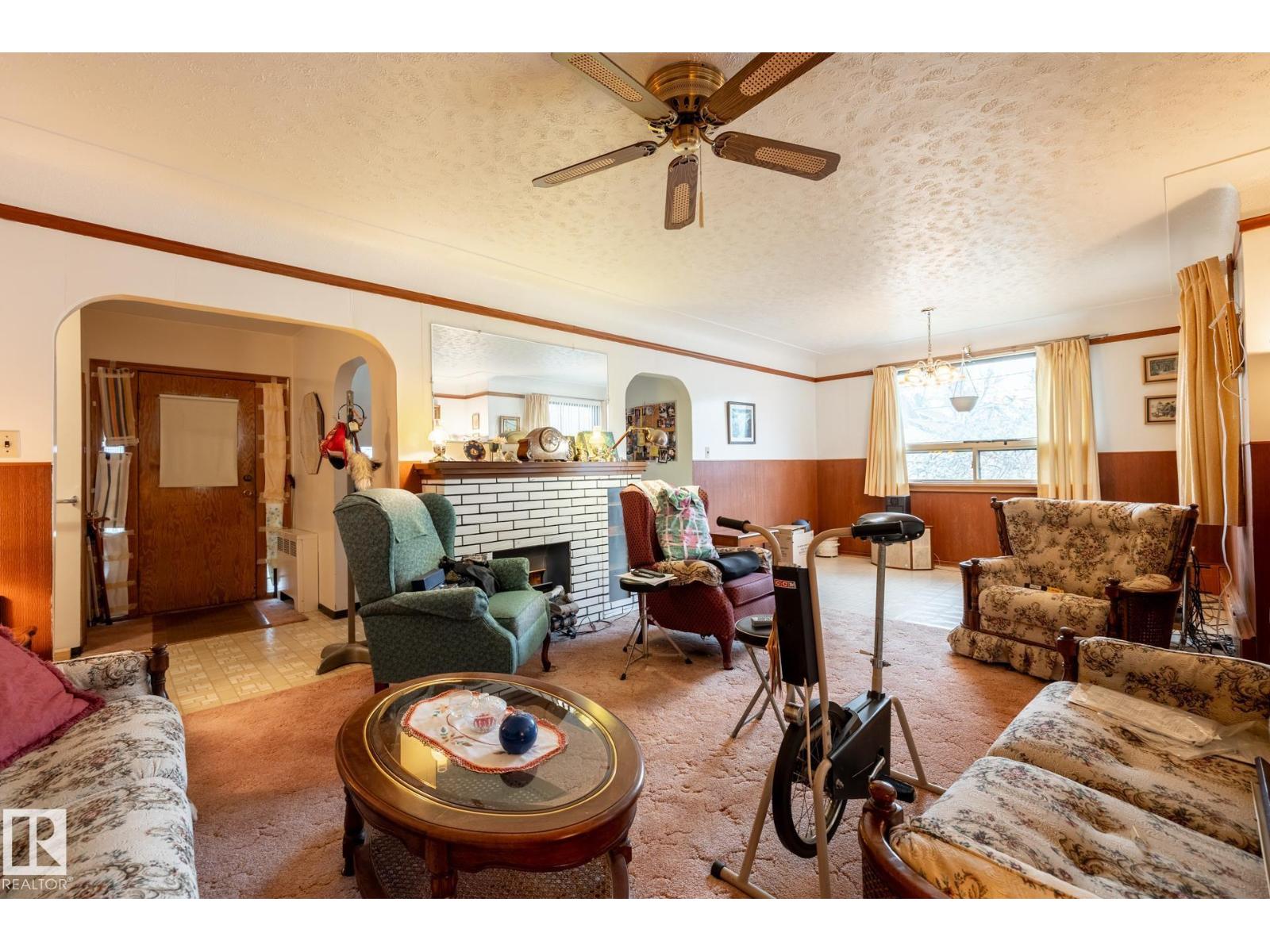9839 81 AV NW - 8