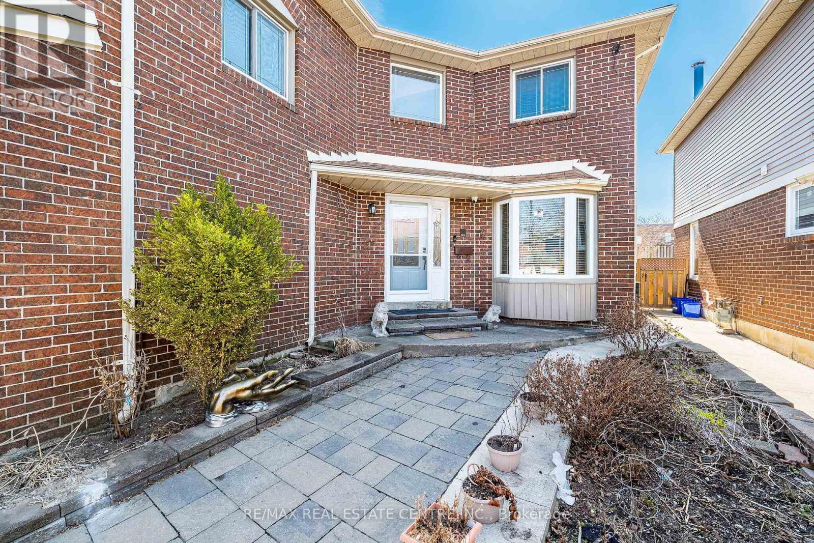 4 HOWELL STREET - 4