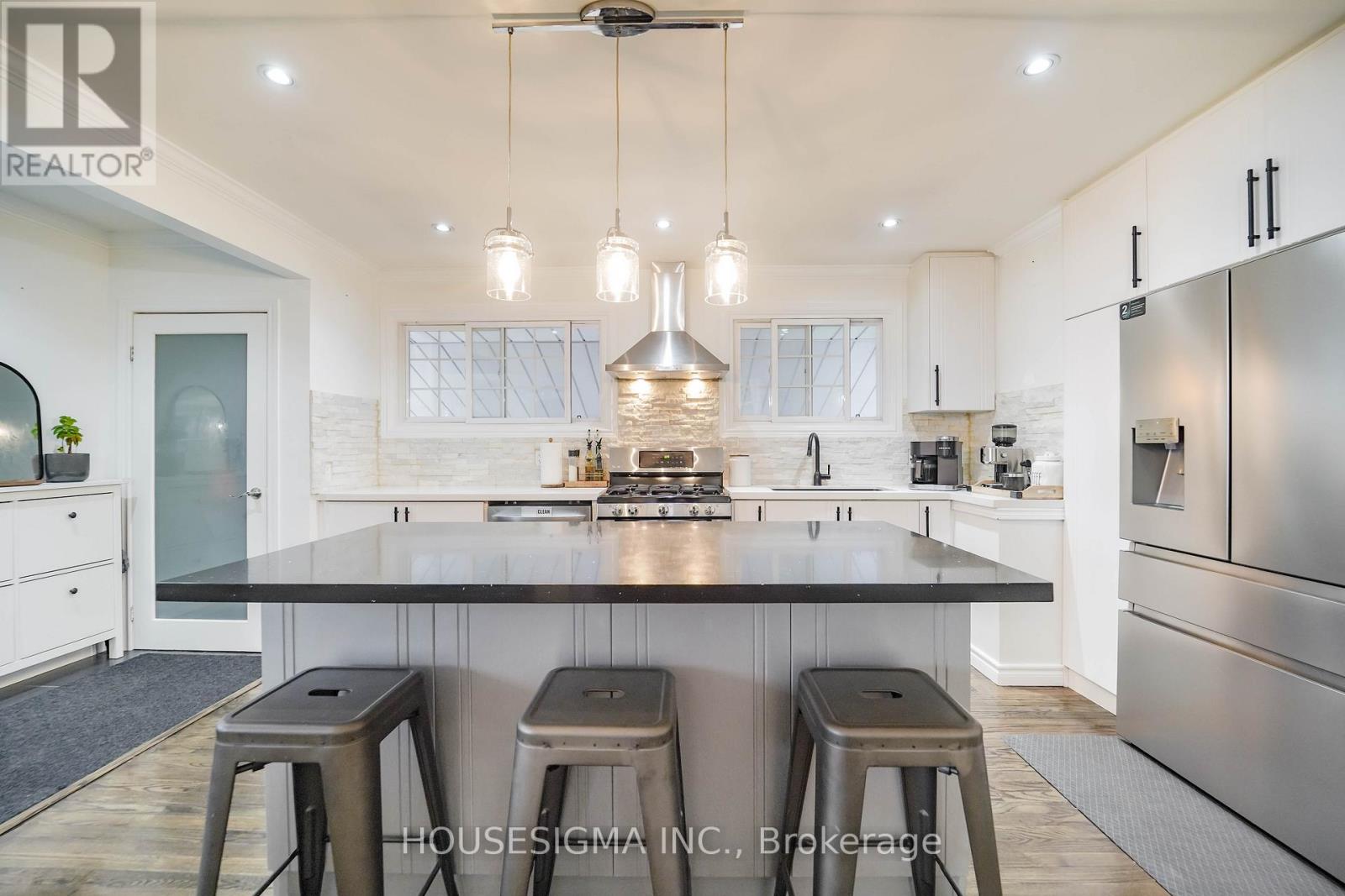 919 CENTRAL PARK BOULEVARD N - 7