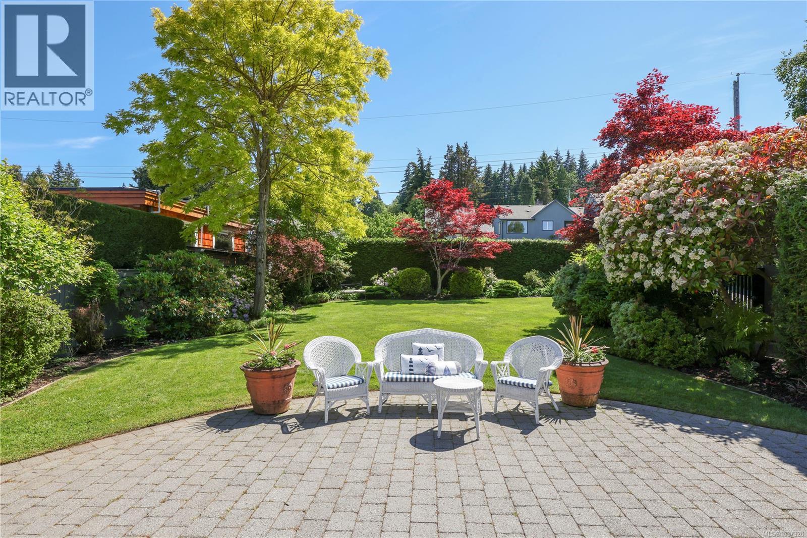 311 Poplar Ave, Qualicum Beach