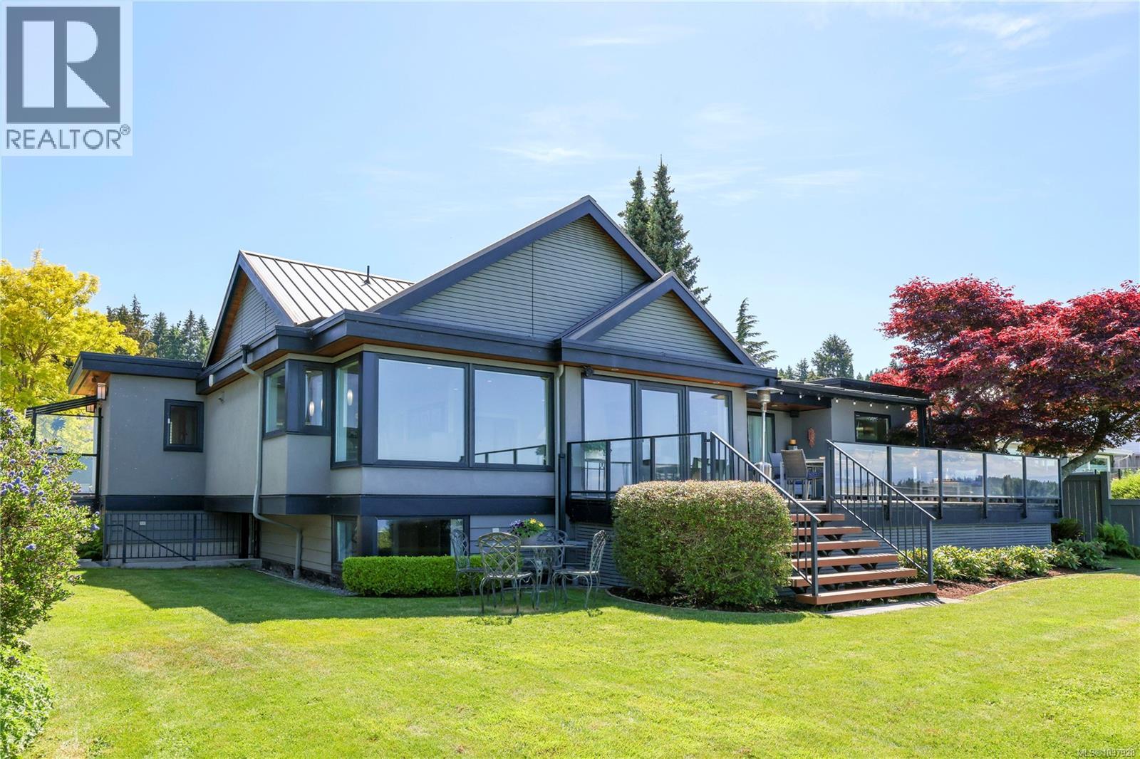 311 Poplar Ave, Qualicum Beach