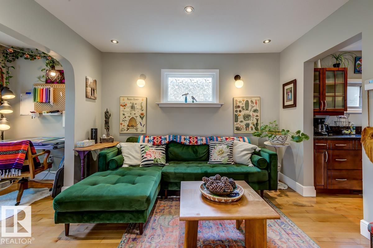 10950 73 AV NW - 8