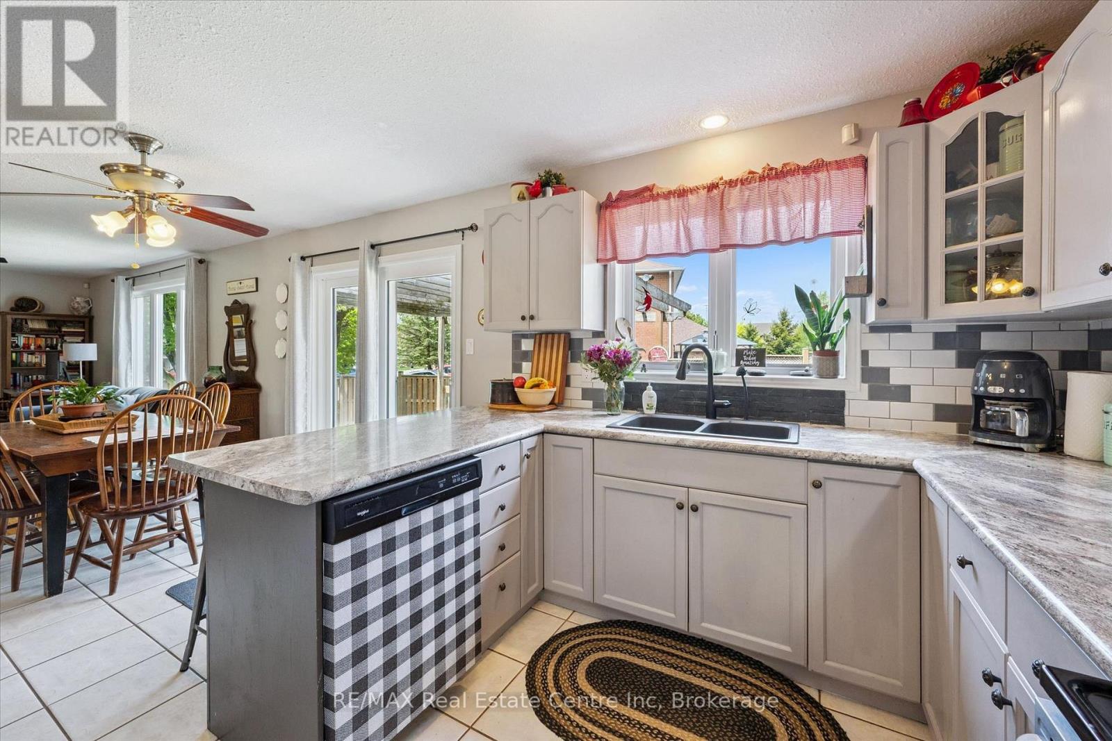 332 DANIEL CRESCENT - 17