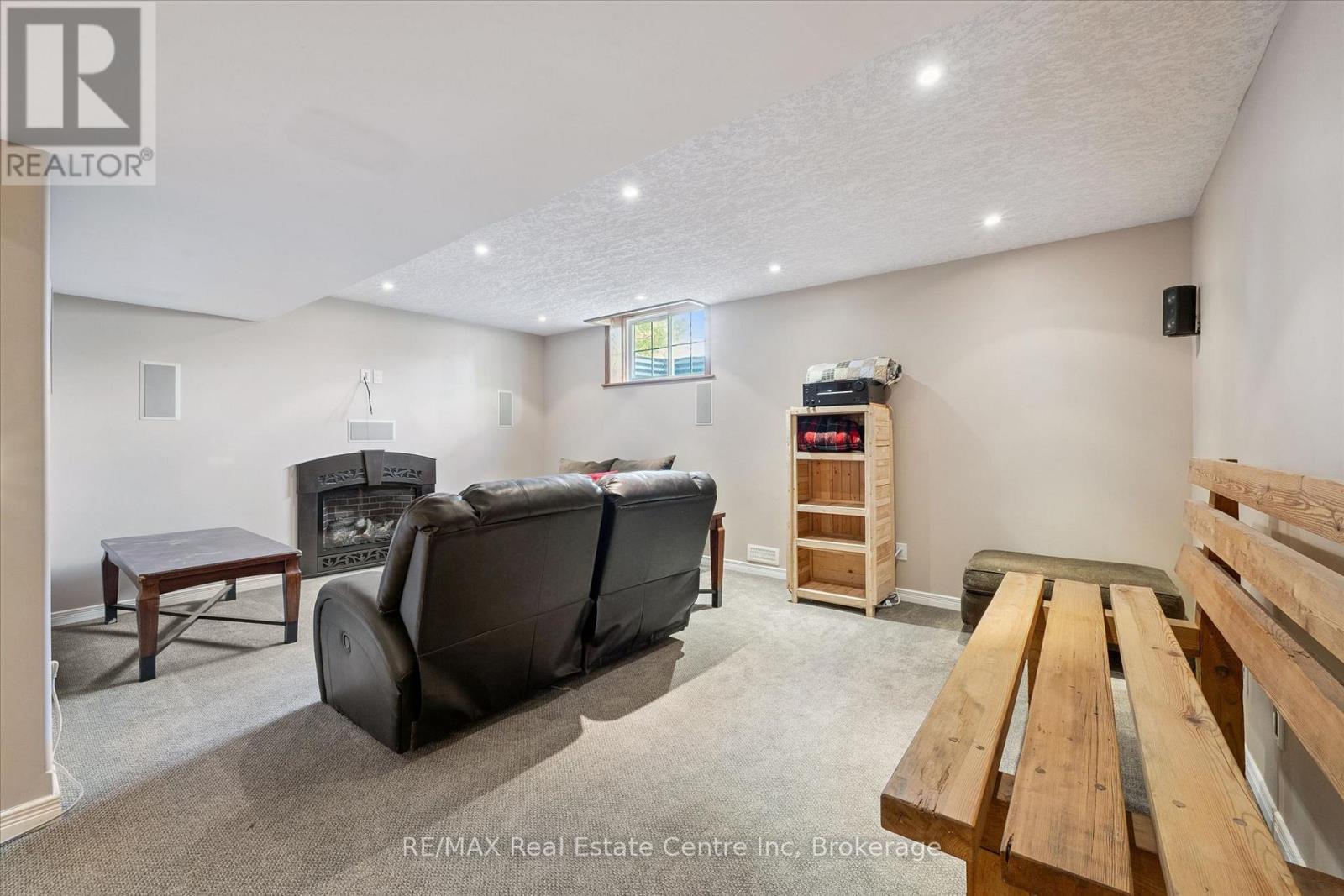 332 DANIEL CRESCENT - 32