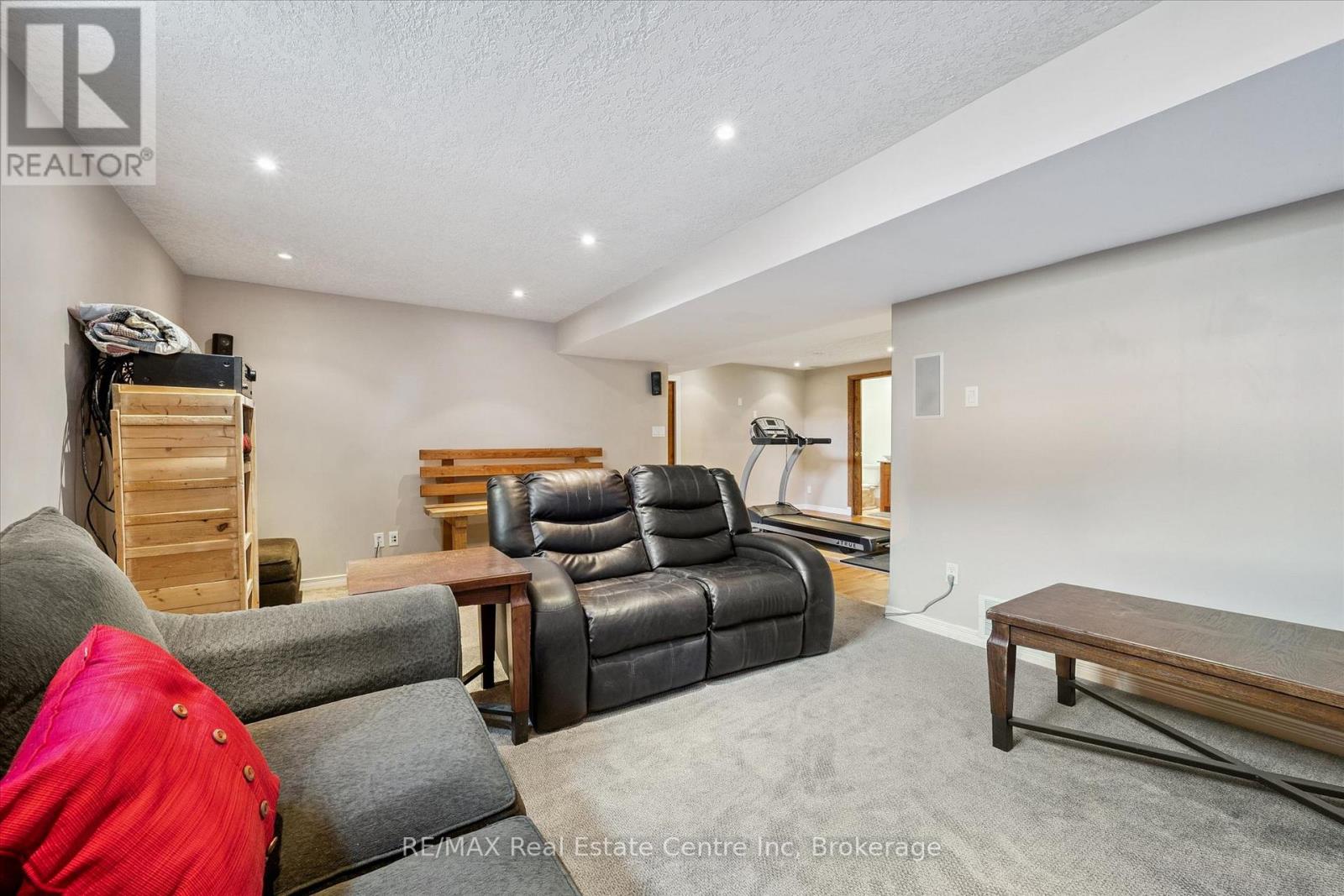 332 DANIEL CRESCENT - 33