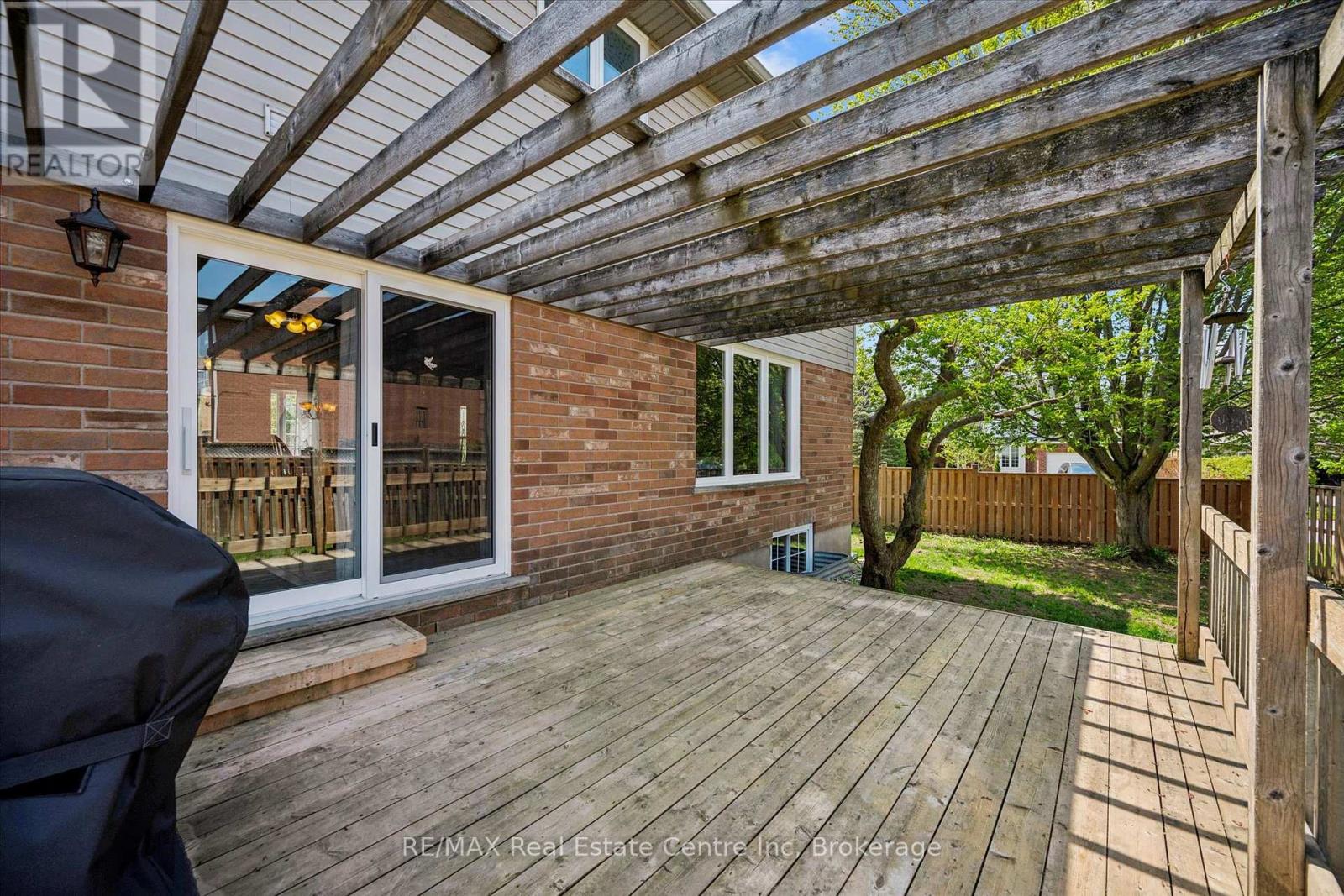 332 DANIEL CRESCENT - 38