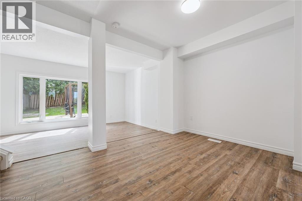 2432 MALCOLM Crescent - 11