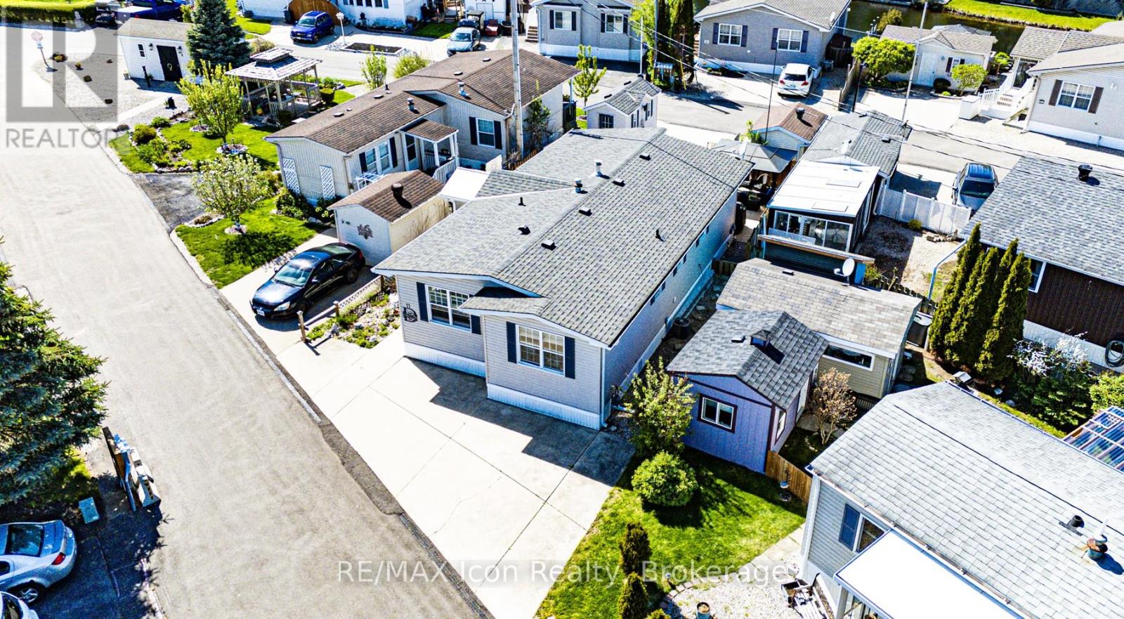 11 HEMLOCK CRESCENT - 1