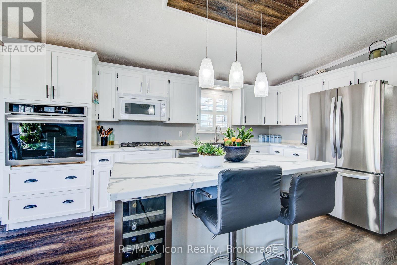 11 HEMLOCK CRESCENT - 10