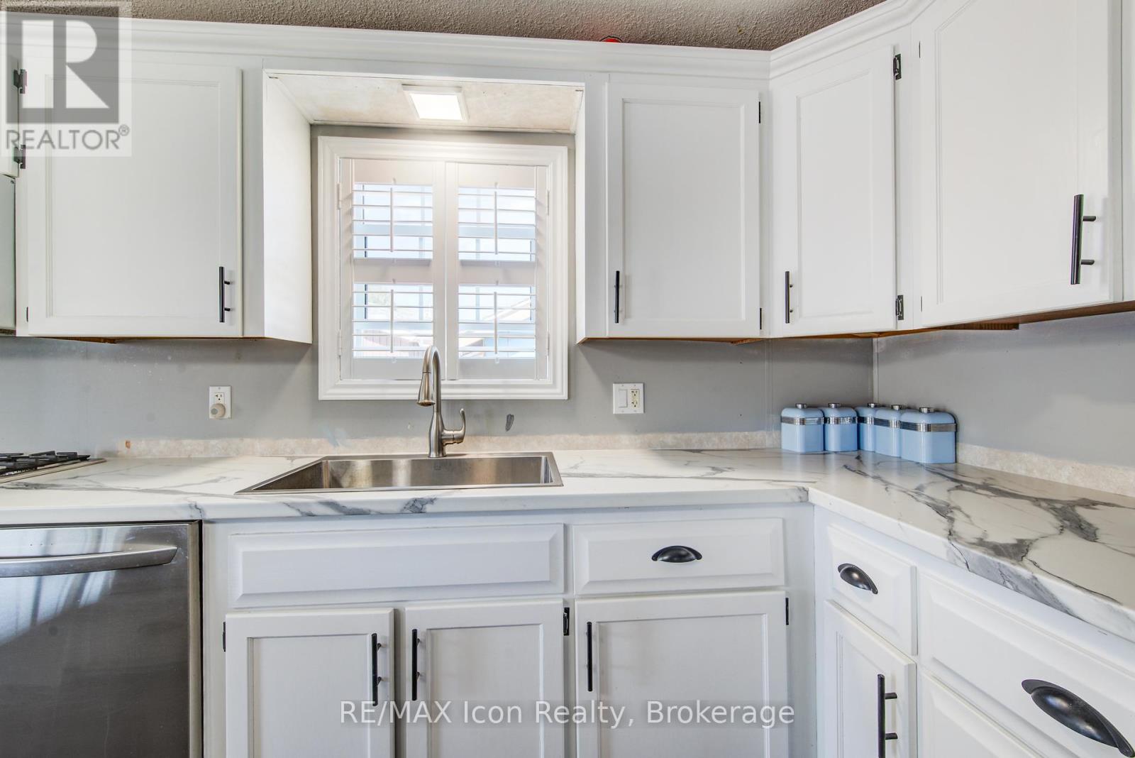 11 HEMLOCK CRESCENT - 12