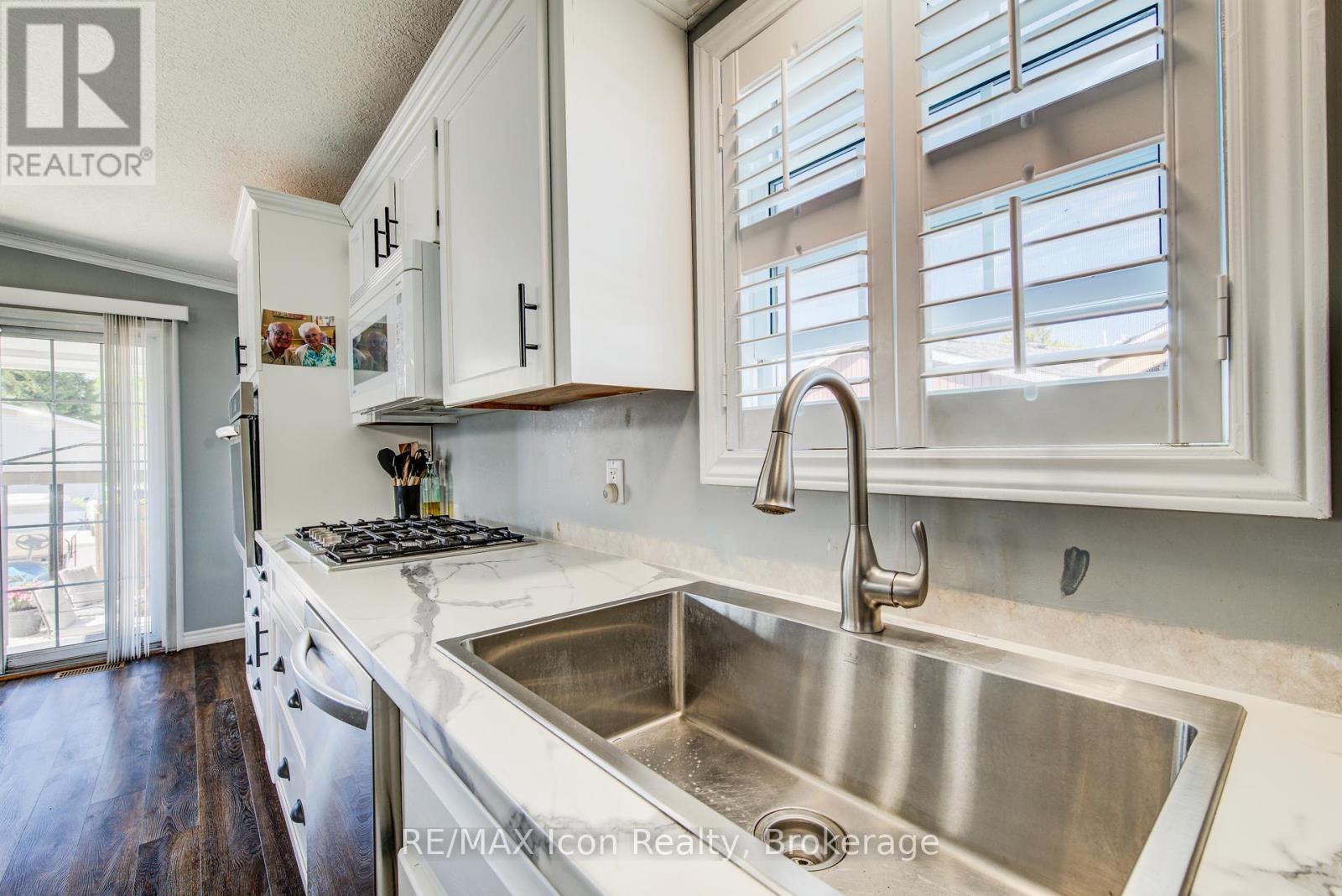 11 HEMLOCK CRESCENT - 13