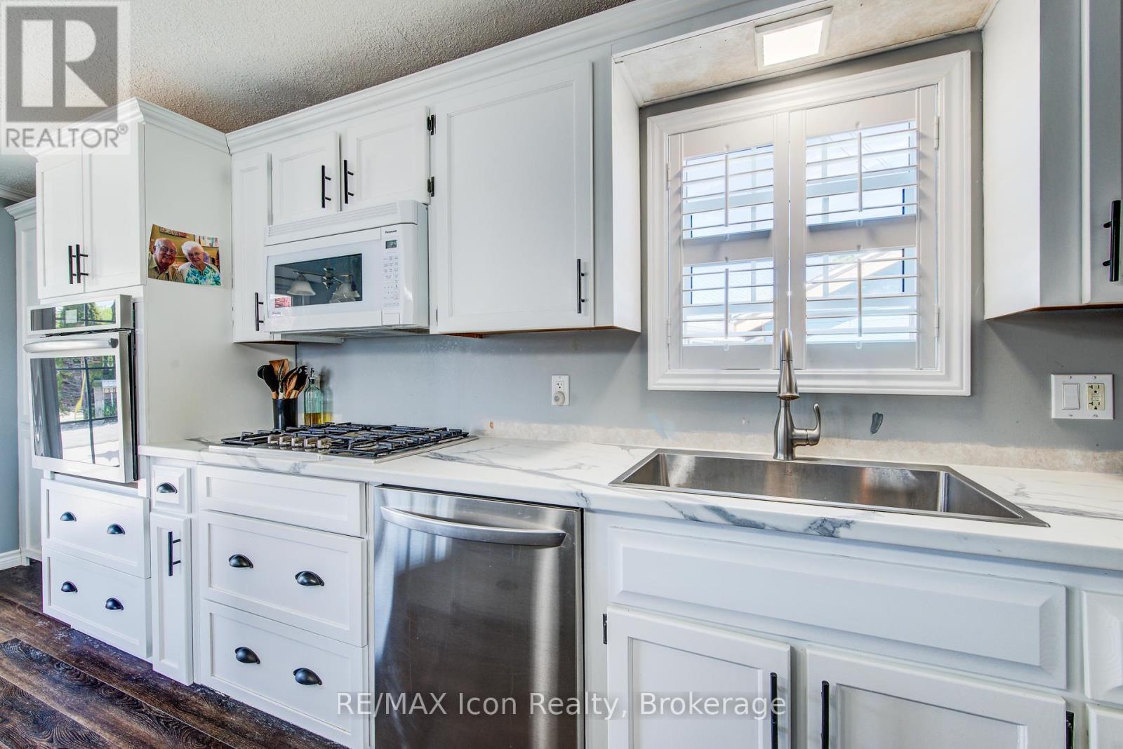 11 HEMLOCK CRESCENT - 14