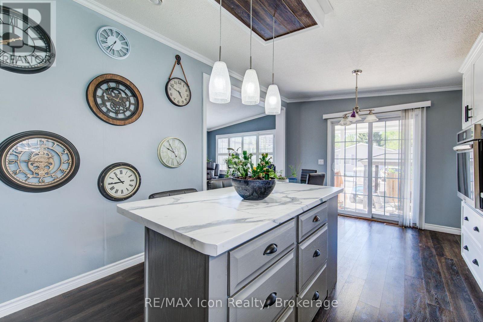 11 HEMLOCK CRESCENT - 15