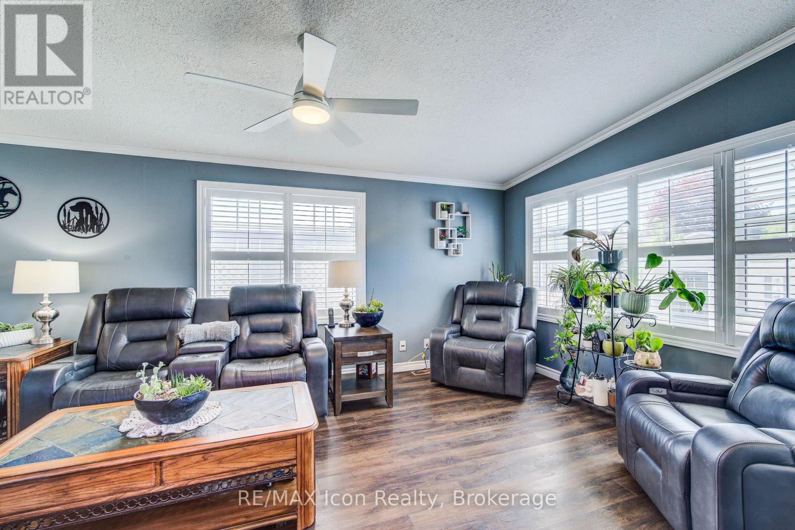 11 HEMLOCK CRESCENT - 16