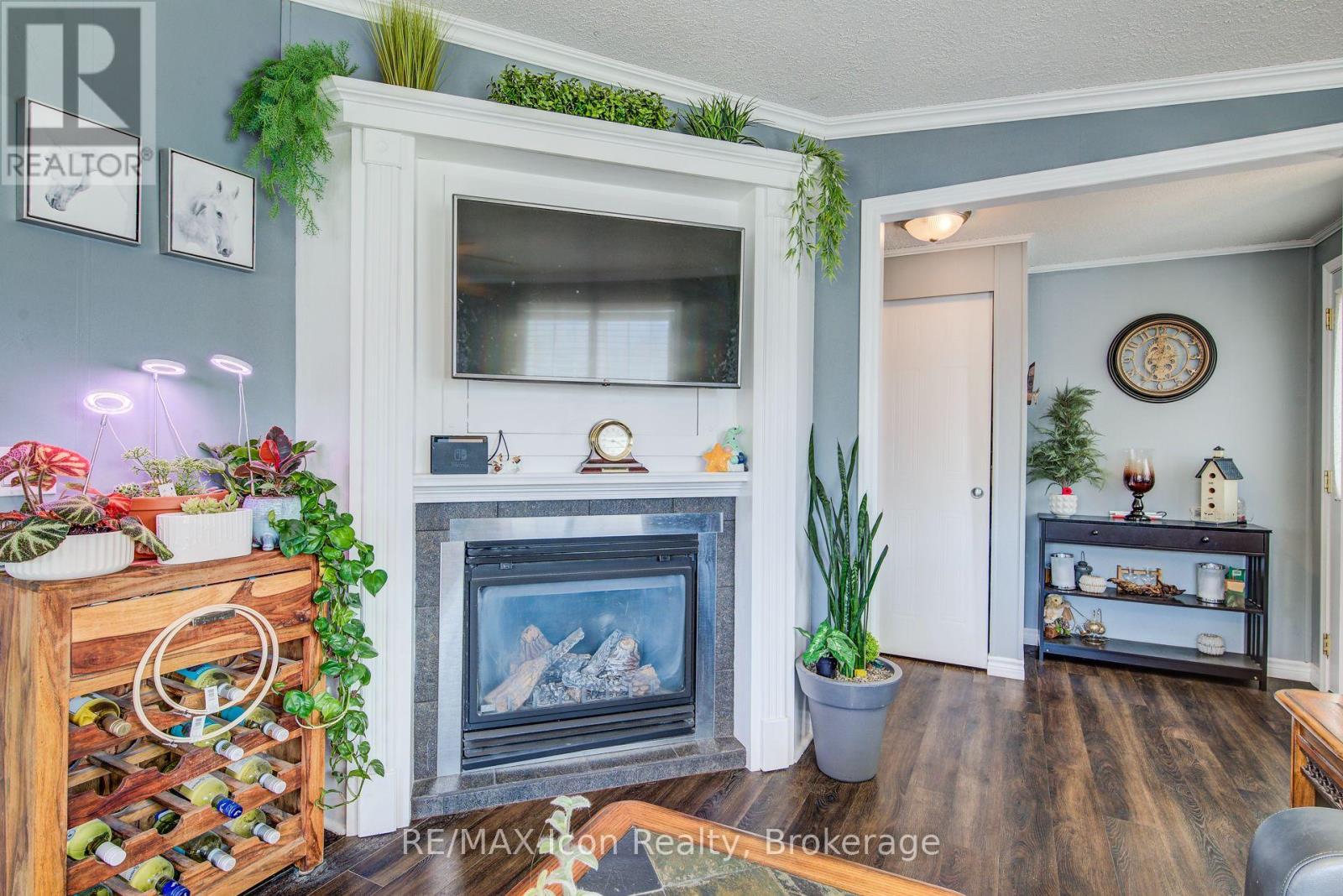 11 HEMLOCK CRESCENT - 18