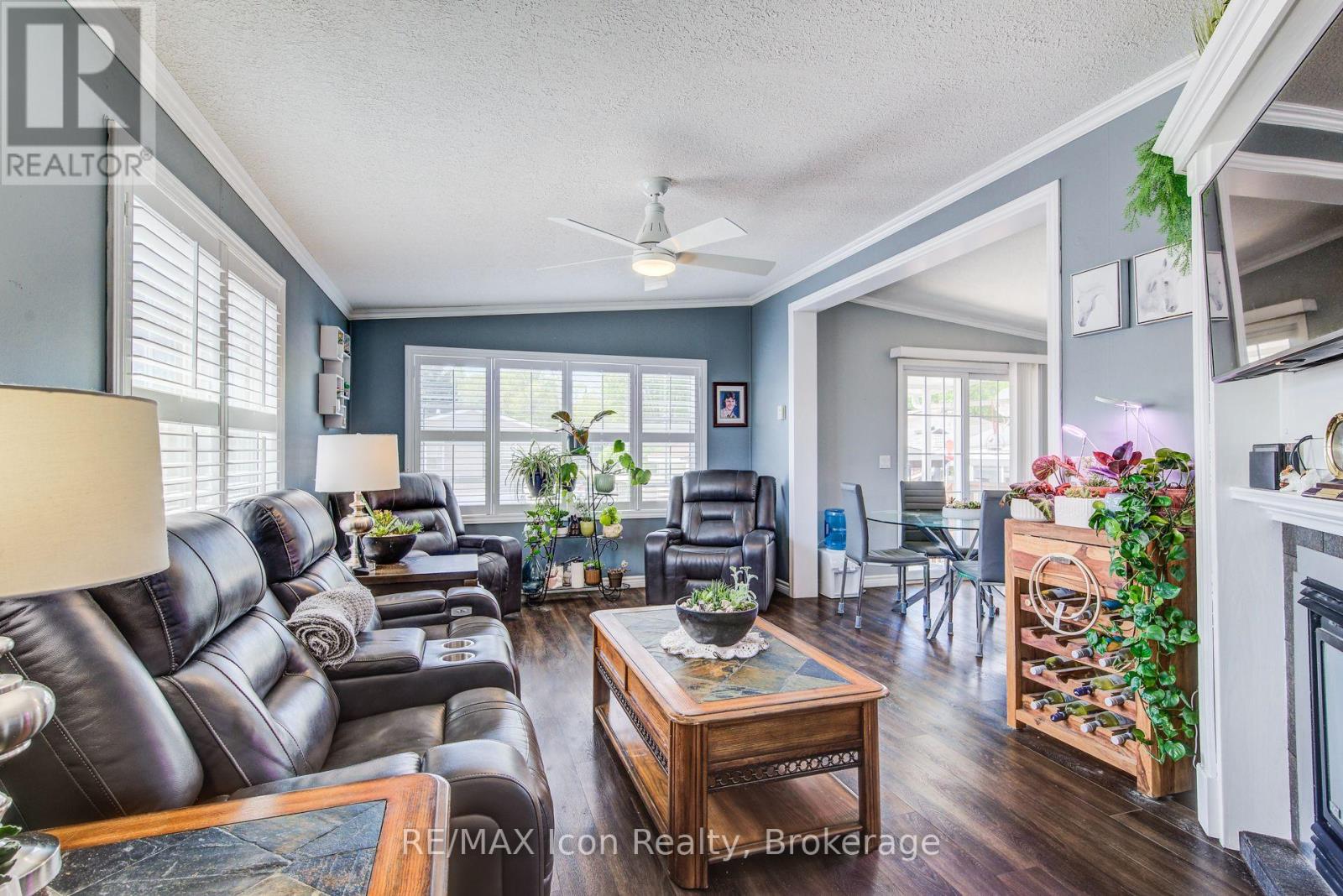 11 HEMLOCK CRESCENT - 19