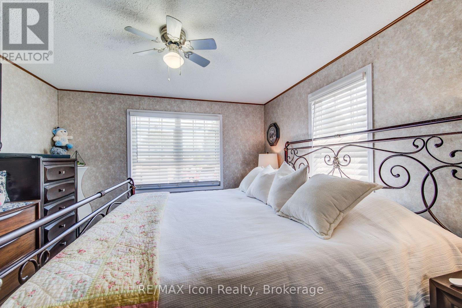 11 HEMLOCK CRESCENT - 20