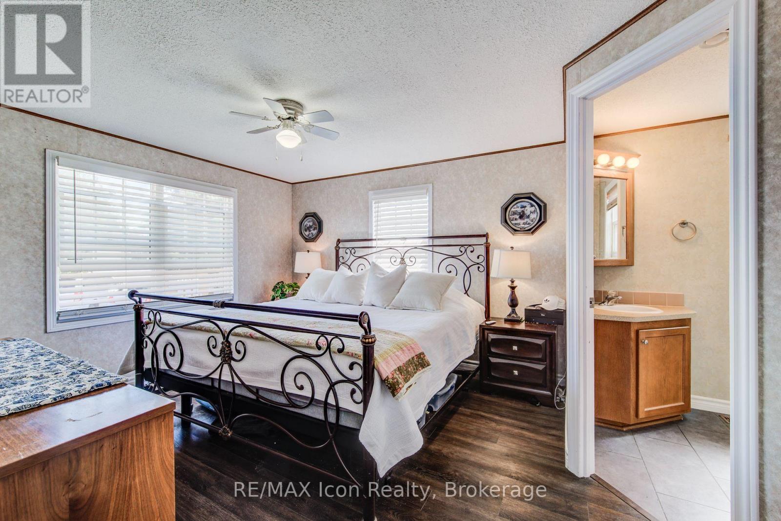 11 HEMLOCK CRESCENT - 21