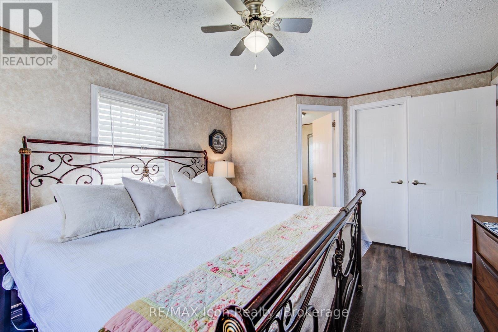 11 HEMLOCK CRESCENT - 22