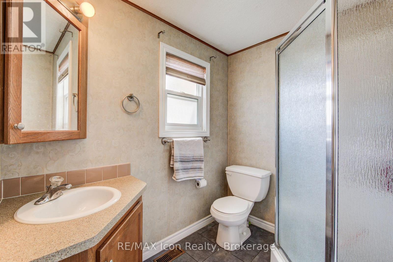 11 HEMLOCK CRESCENT - 23