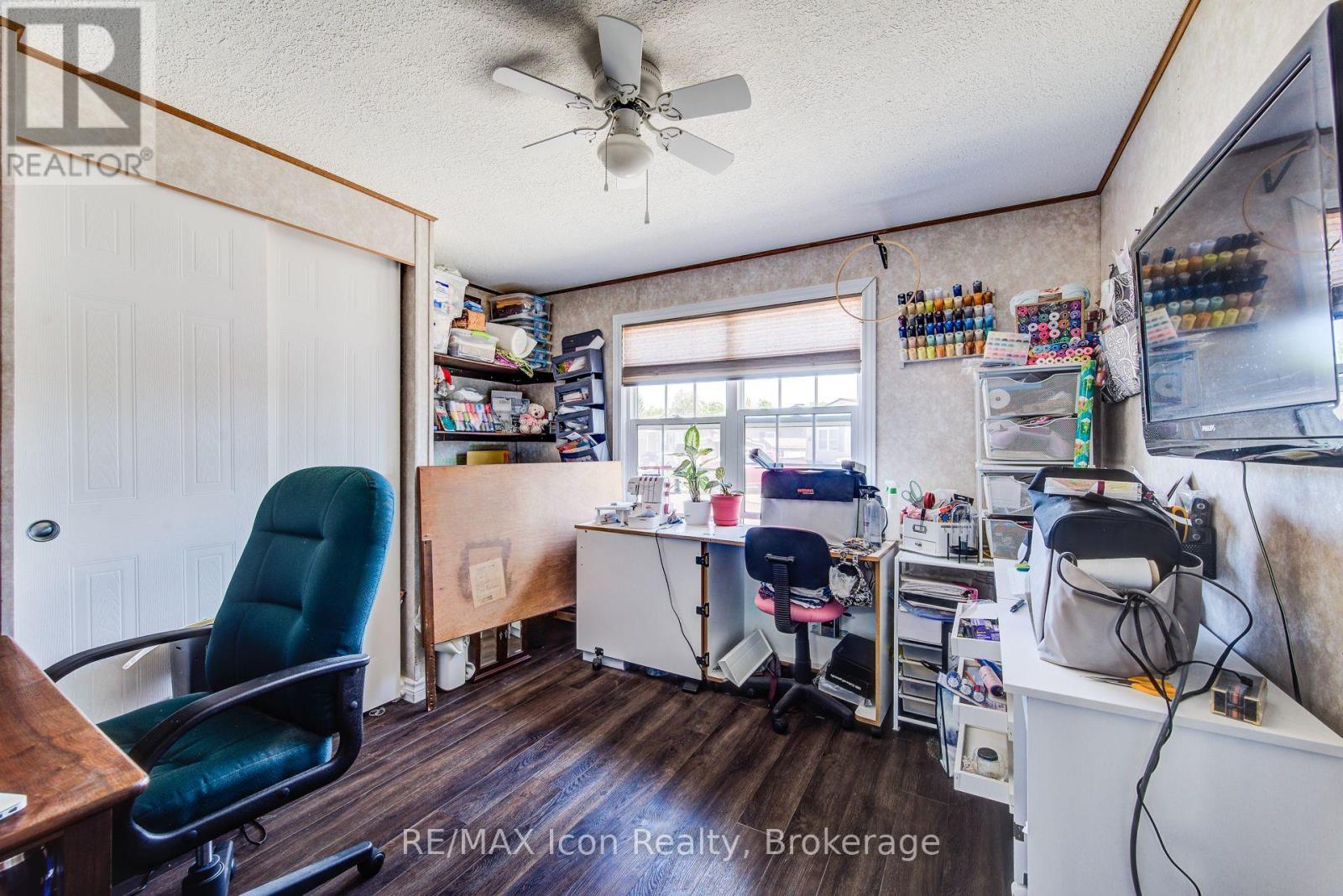 11 HEMLOCK CRESCENT - 24