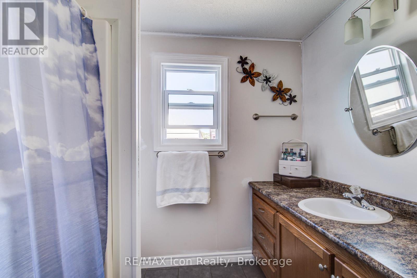 11 HEMLOCK CRESCENT - 25
