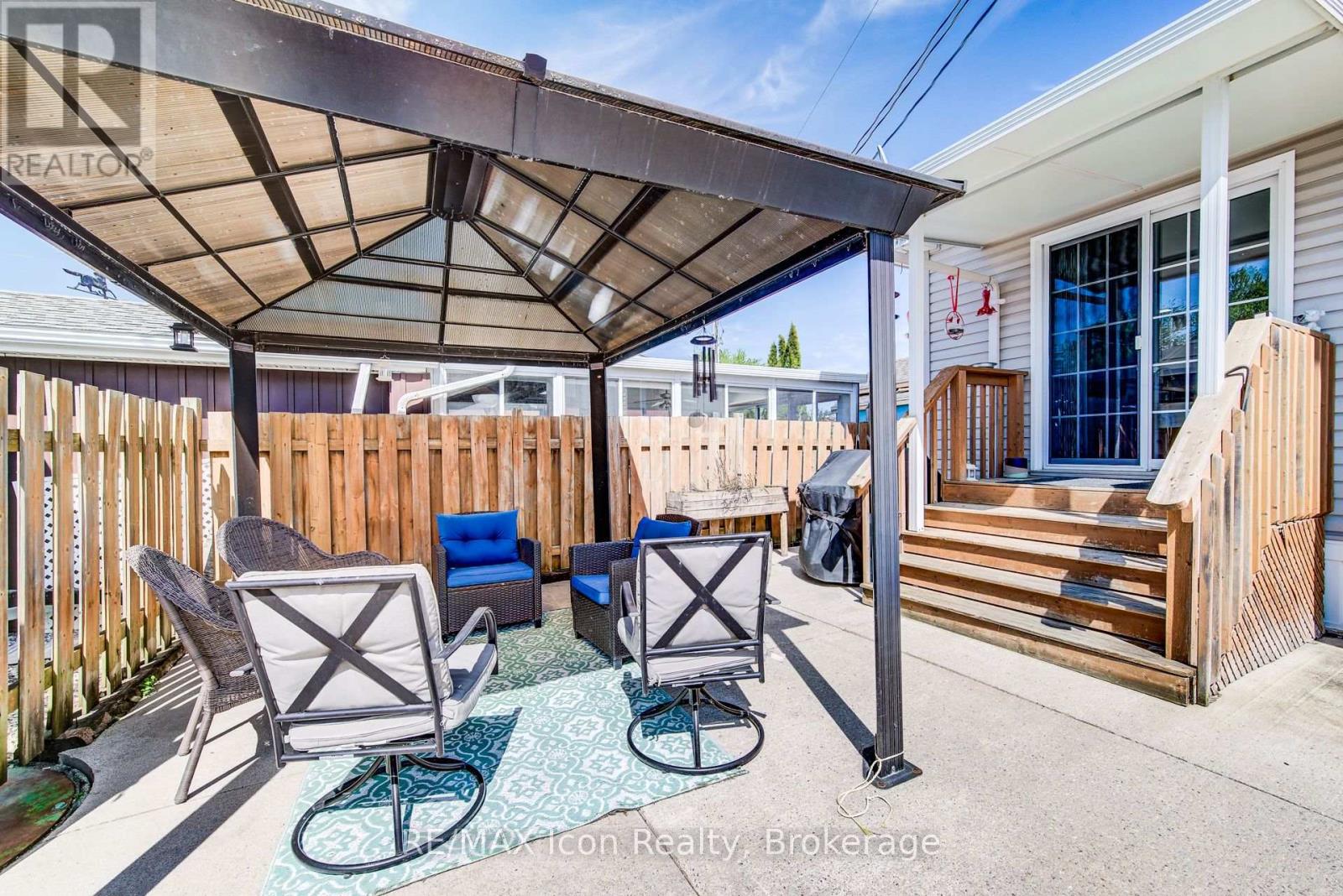 11 HEMLOCK CRESCENT - 29
