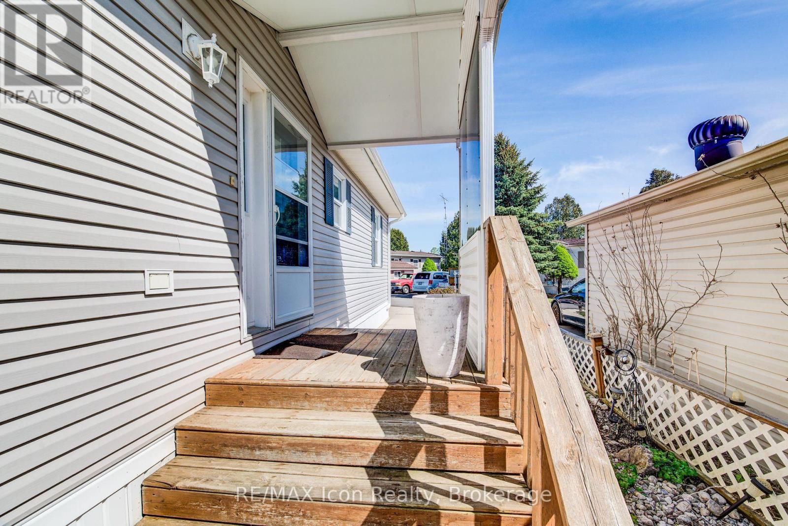 11 HEMLOCK CRESCENT - 3