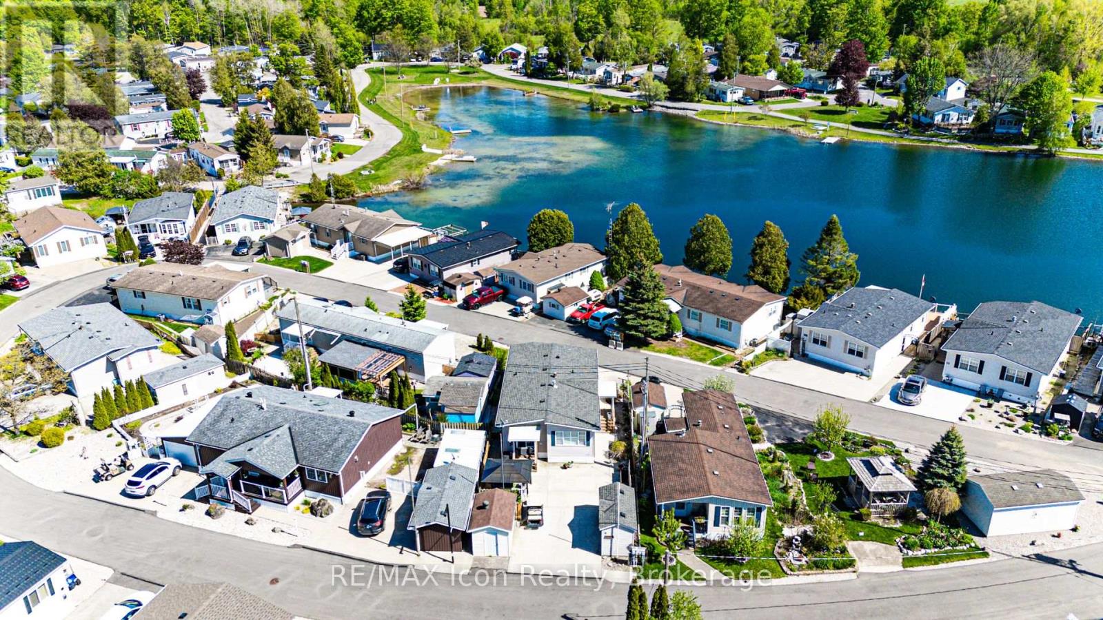 11 HEMLOCK CRESCENT - 32