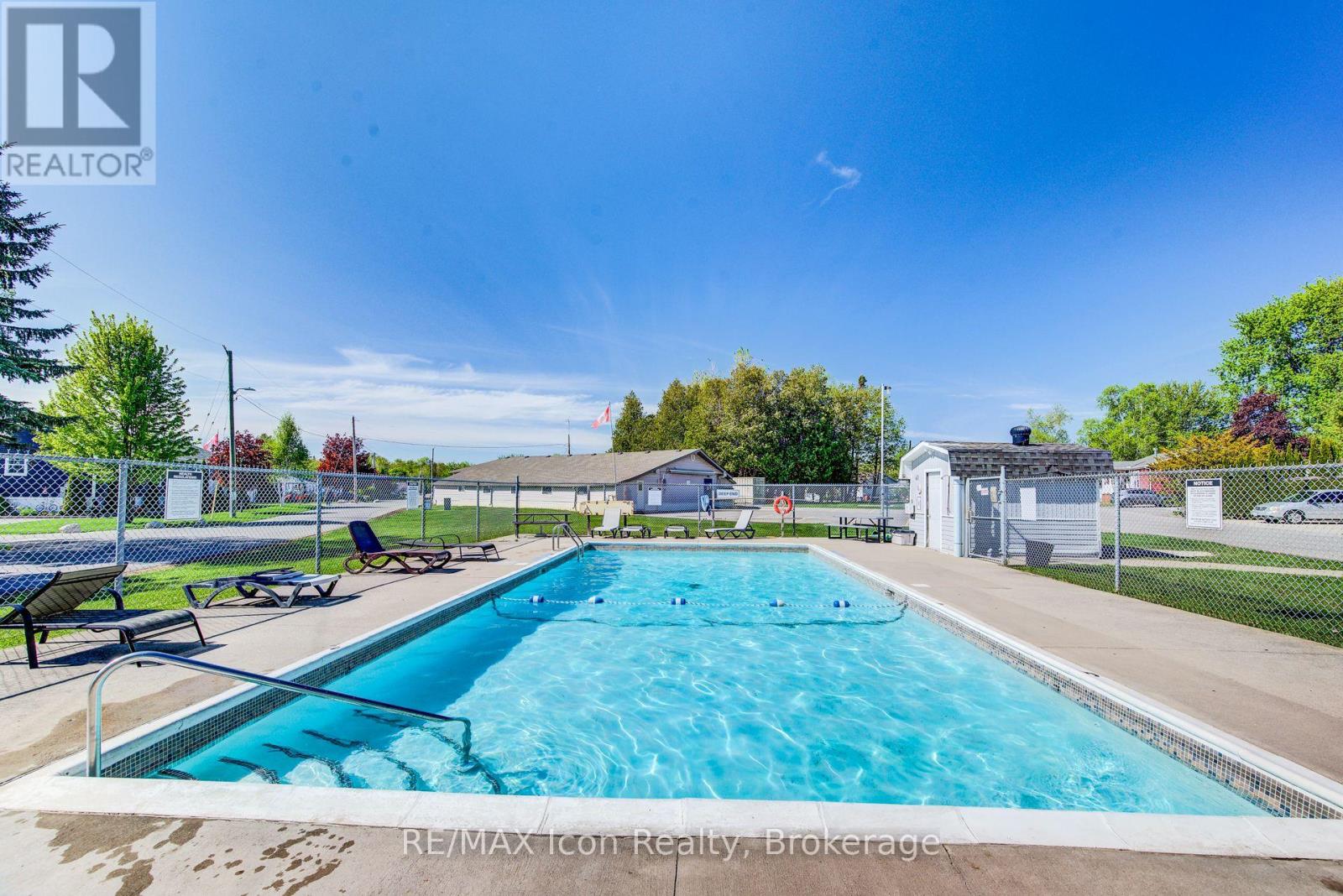 11 HEMLOCK CRESCENT - 40